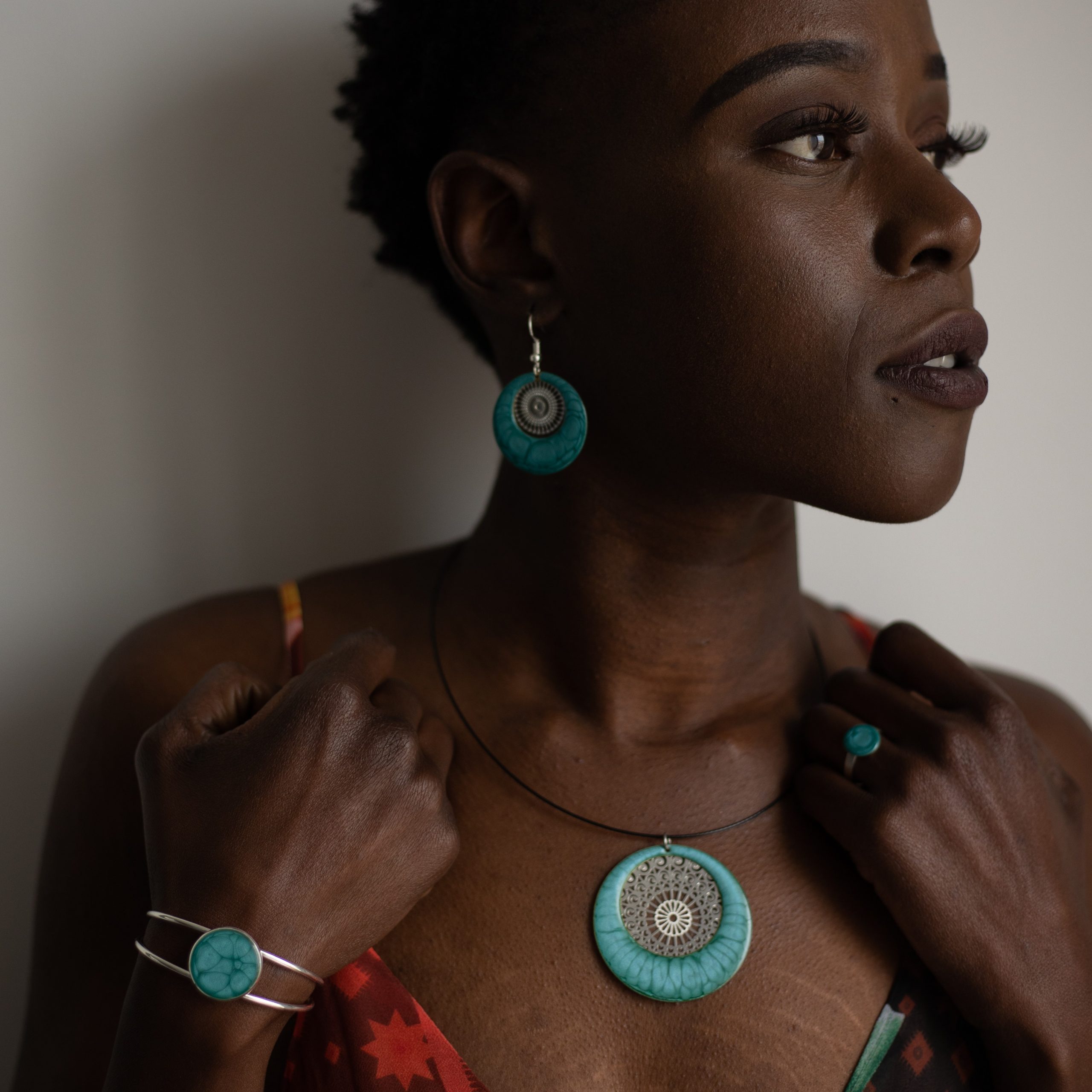 bijou artisan montpellier collier aphrodite turquoise fond argenté mannequin