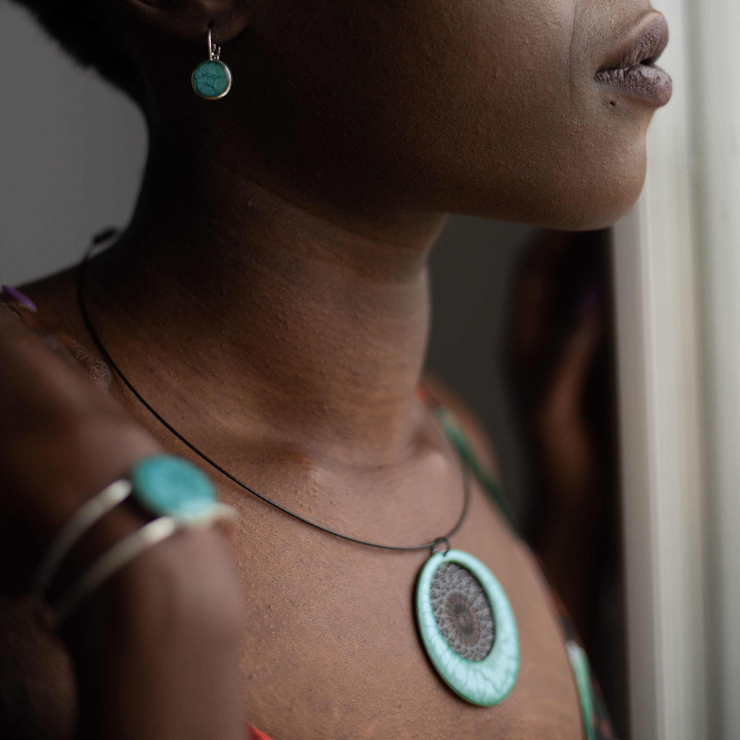 bijou artisan montpellier collier aphrodite turquoise fond noir mannequin