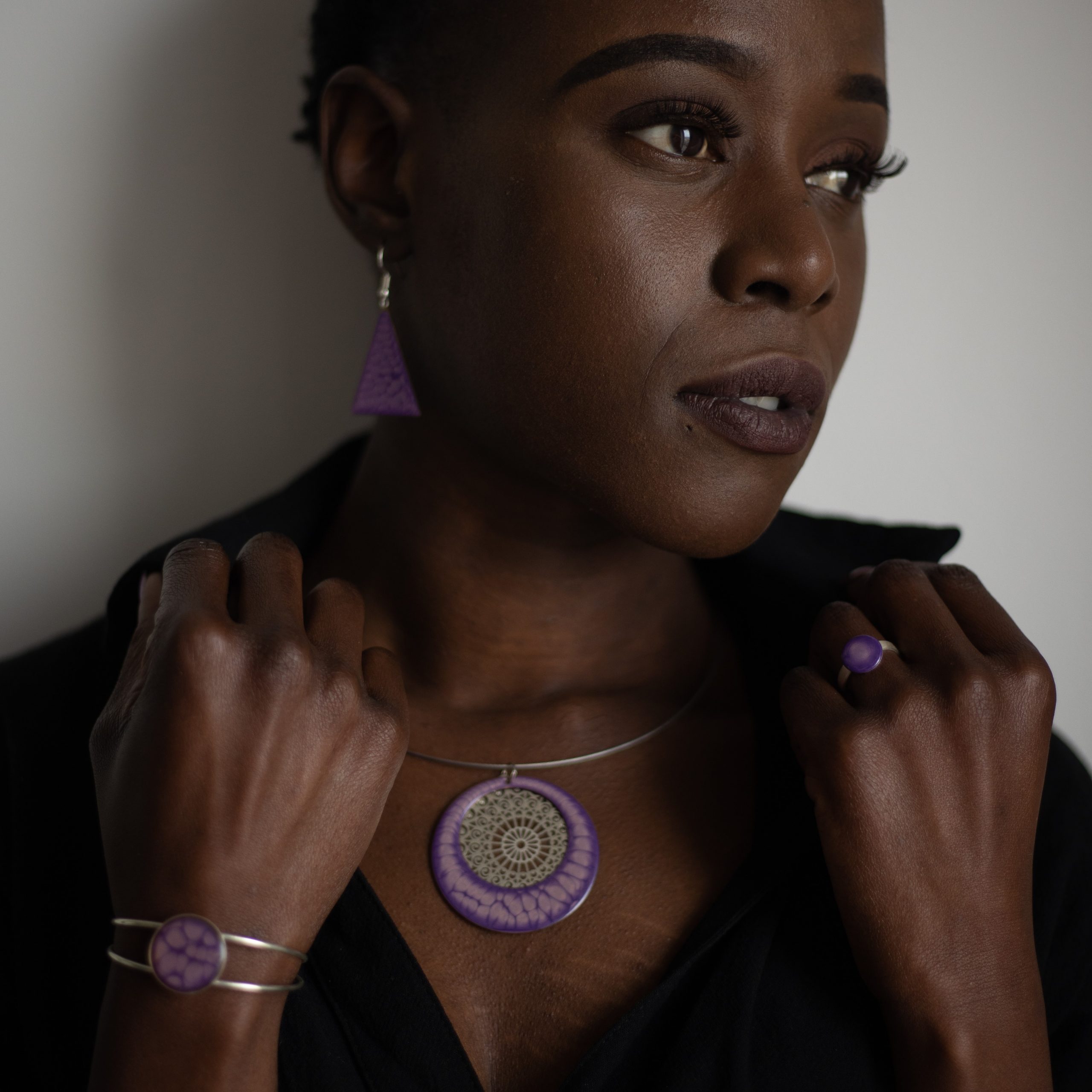 bijou artisan montpellier collier aphrodite violet fond argenté mannequin1