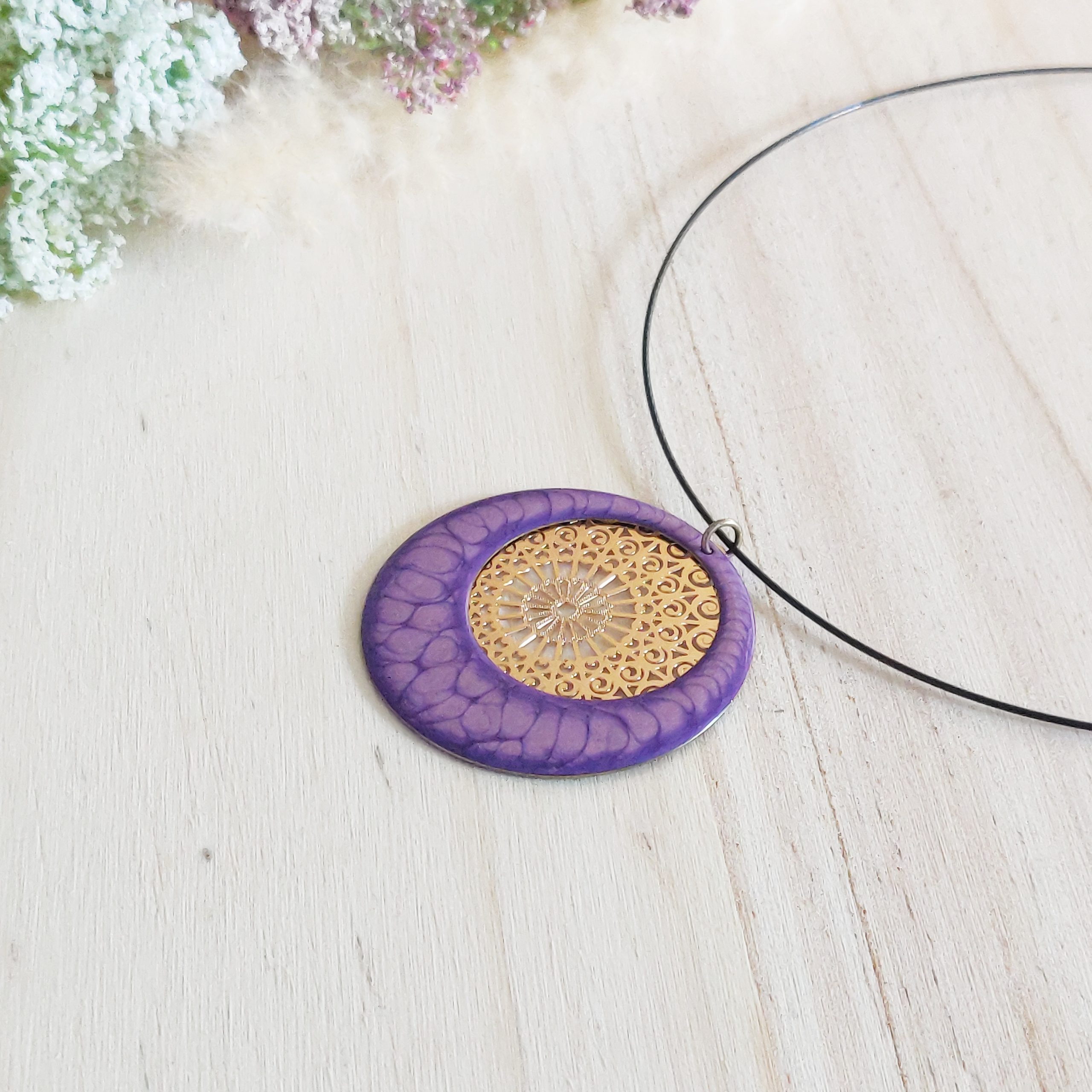 bijou artisan montpellier collier aphrodite violet fond doré