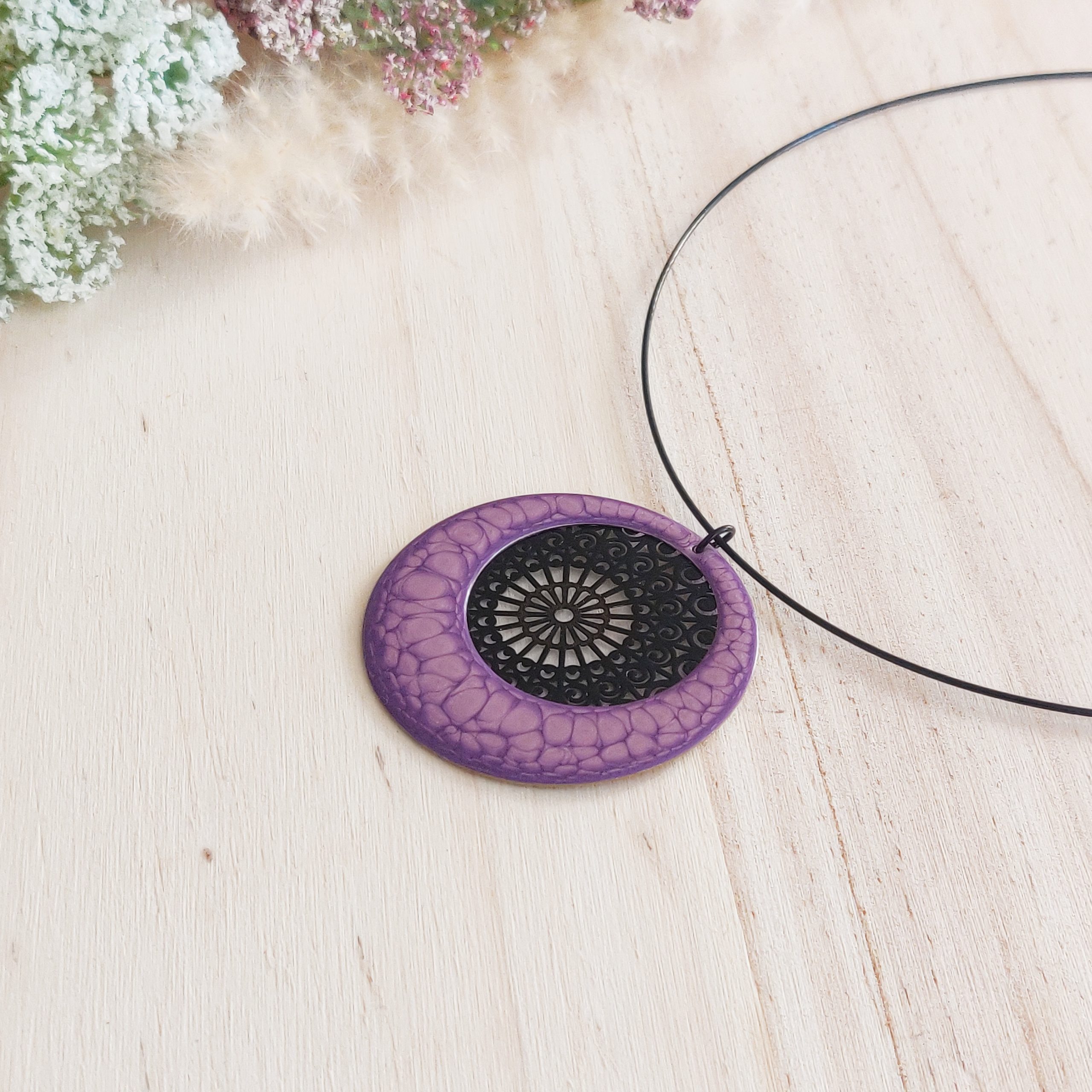 bijou artisan montpellier collier aphrodite violet fond noir