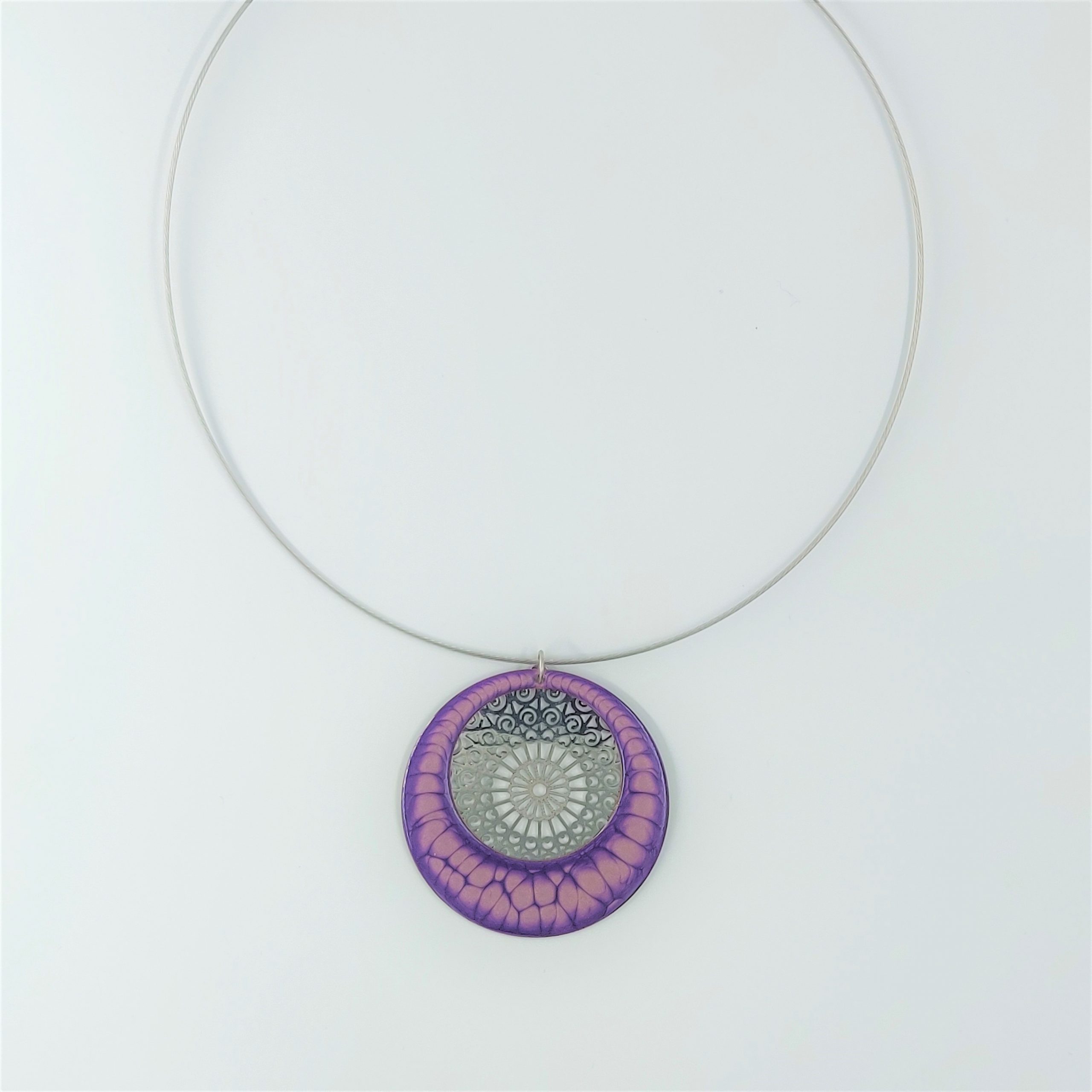 bijou créateur montpellier collier aphrodite violet fond argenté