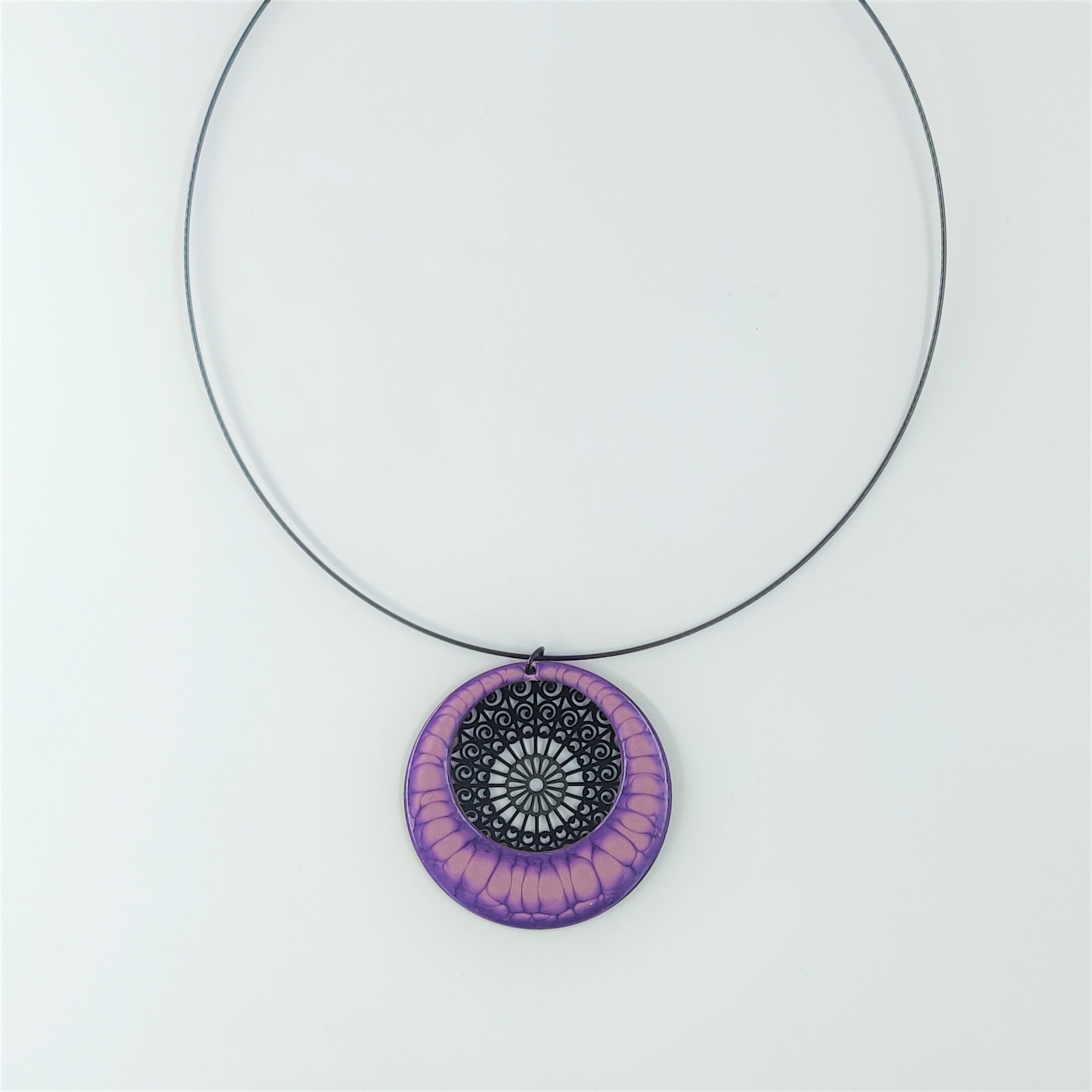 bijou créateur montpellier collier aphrodite violet fond noir