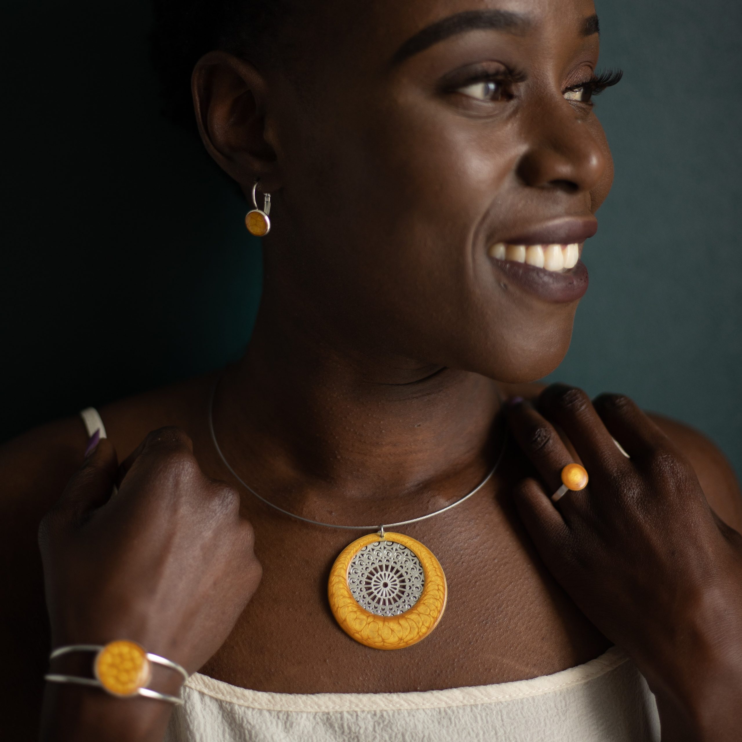 bijou artisan montpellier bague séléné jaune mannequin 1