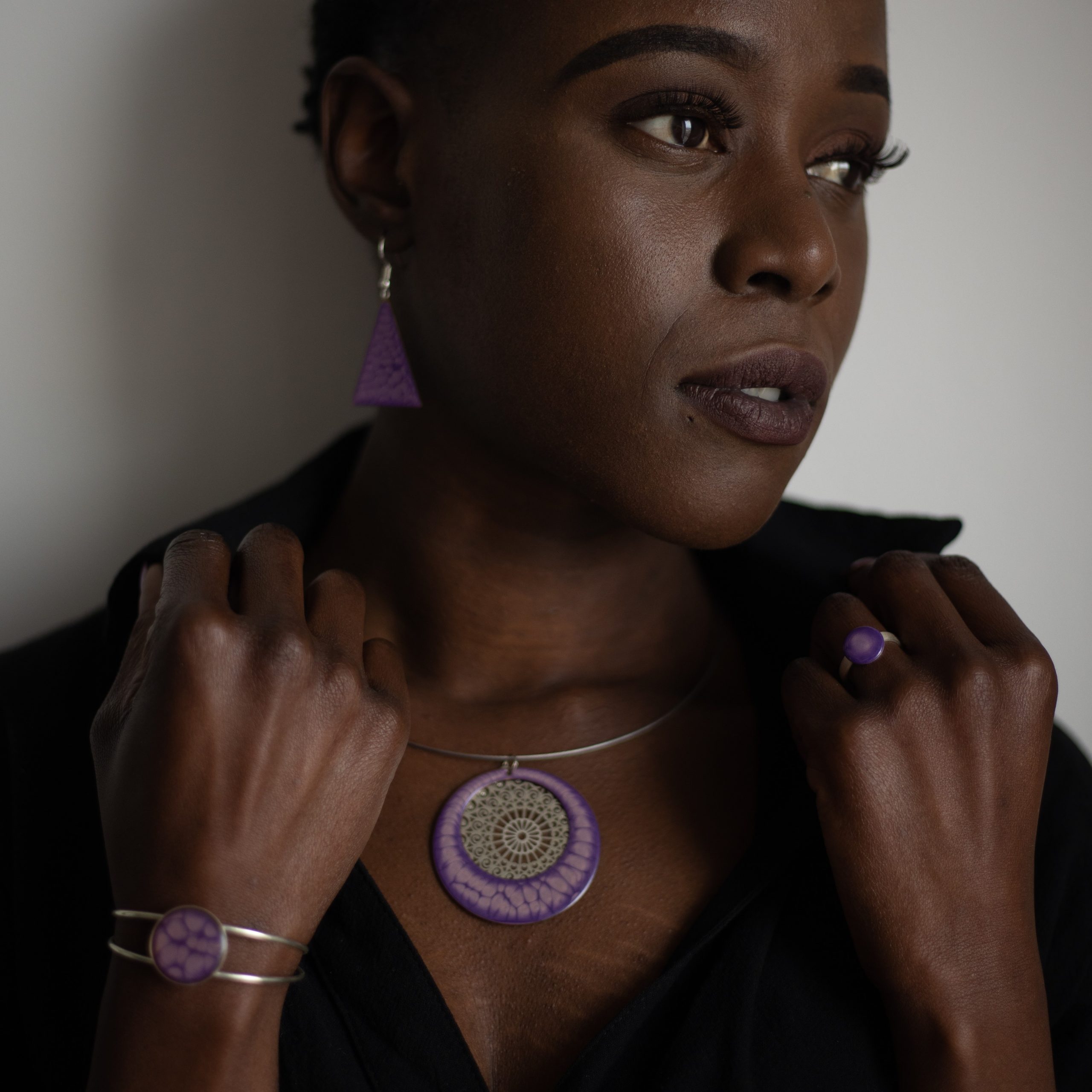 bijou artisan montpellier bague séléné violette mannequin 1