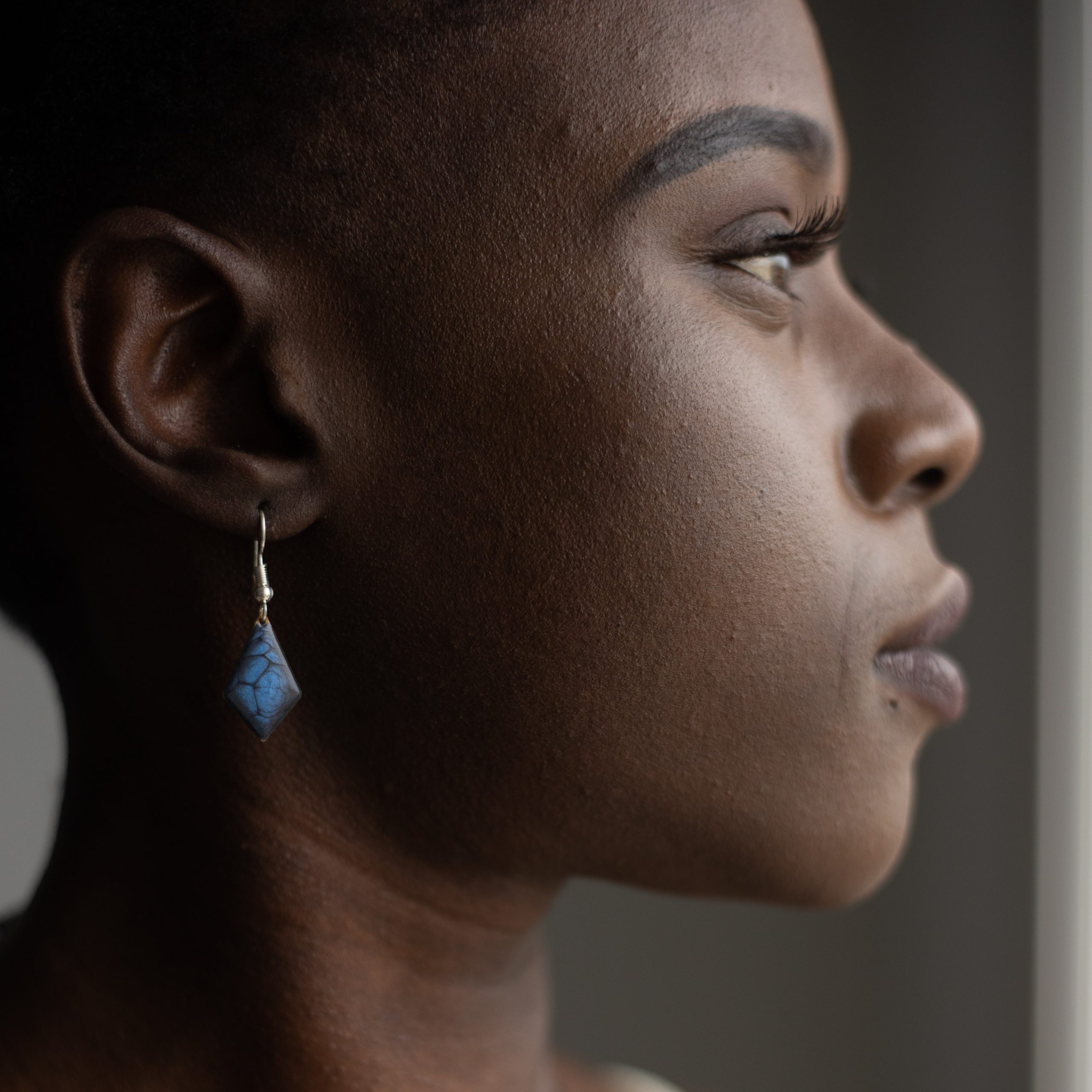 bijou artisan montpellier boucles d'oreilles eole 1 bleues mannequin 1