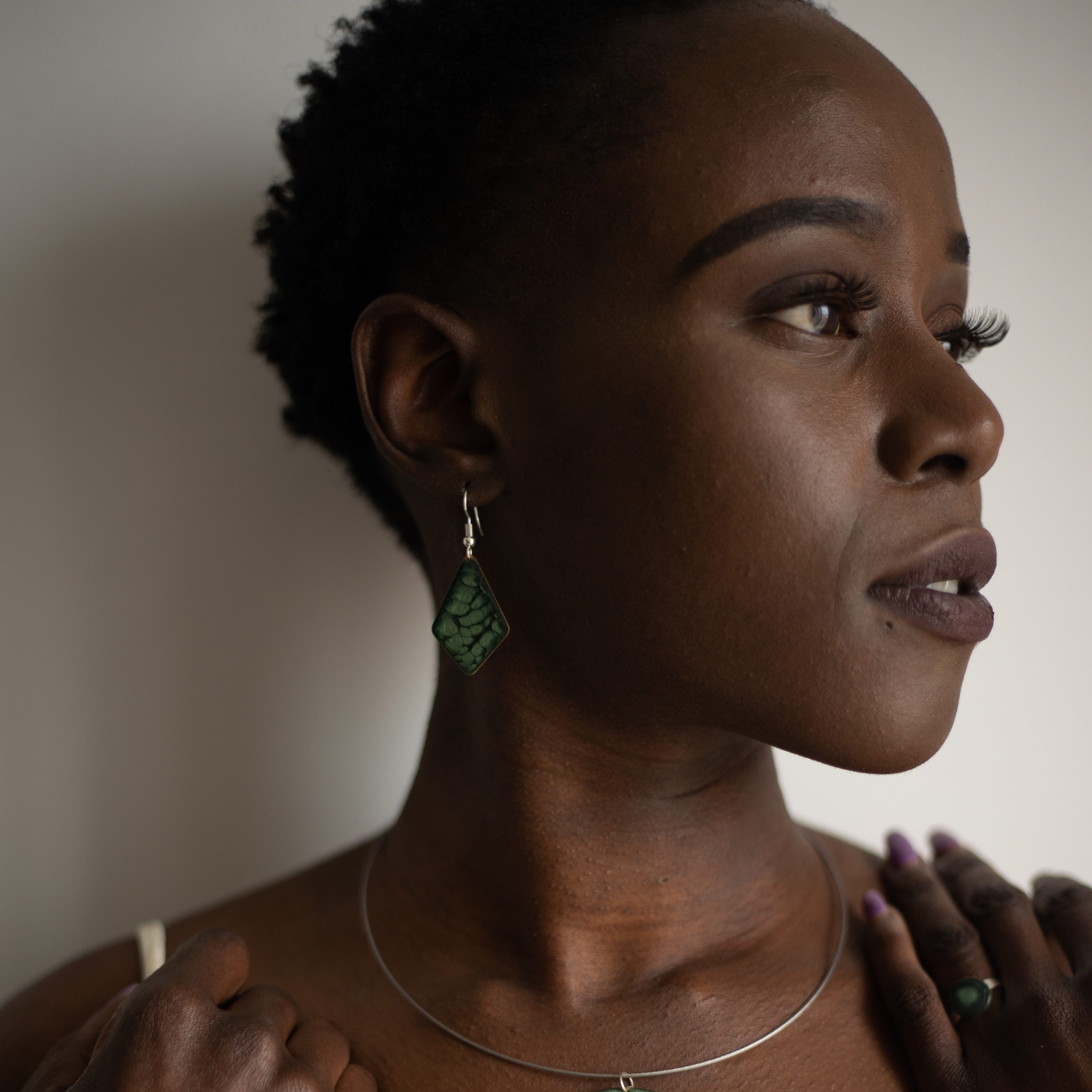 bijou artisan montpellier boucles d'oreilles eole 2 vertes mannequin 1