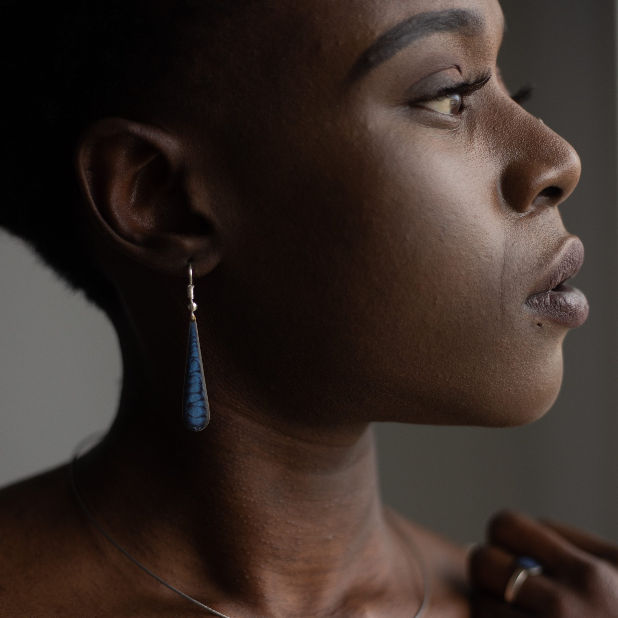 bijou artisan montpellier boucles d'oreilles méthis bleues mannequin 1