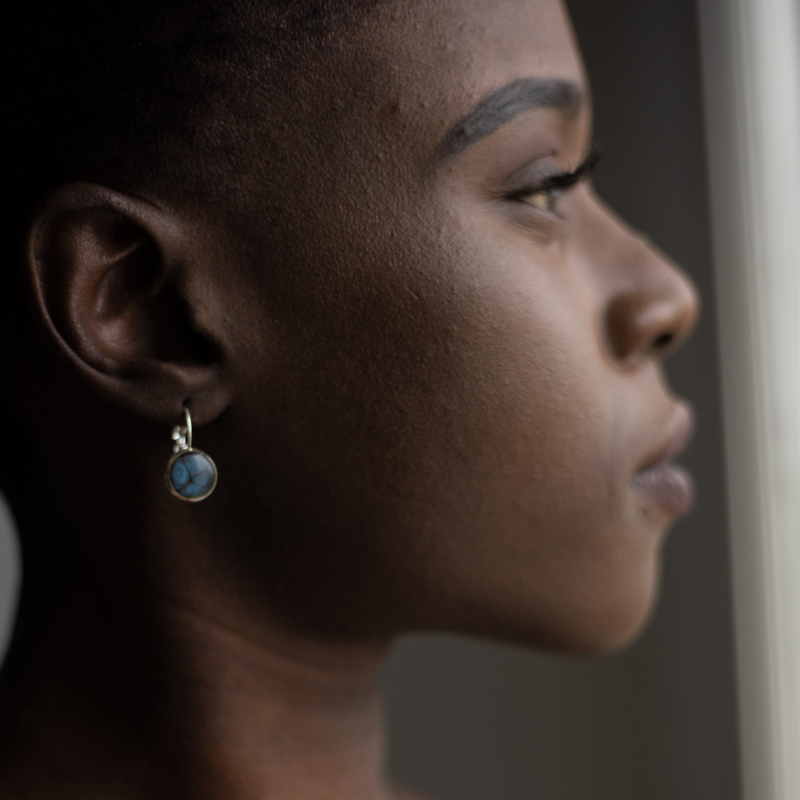 bijou artisan montpellier boucles d'oreilles séléné bleues mannequin
