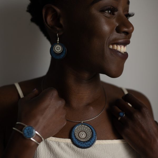 bijou artisan montpellier bracelet séléné bleu mannequin