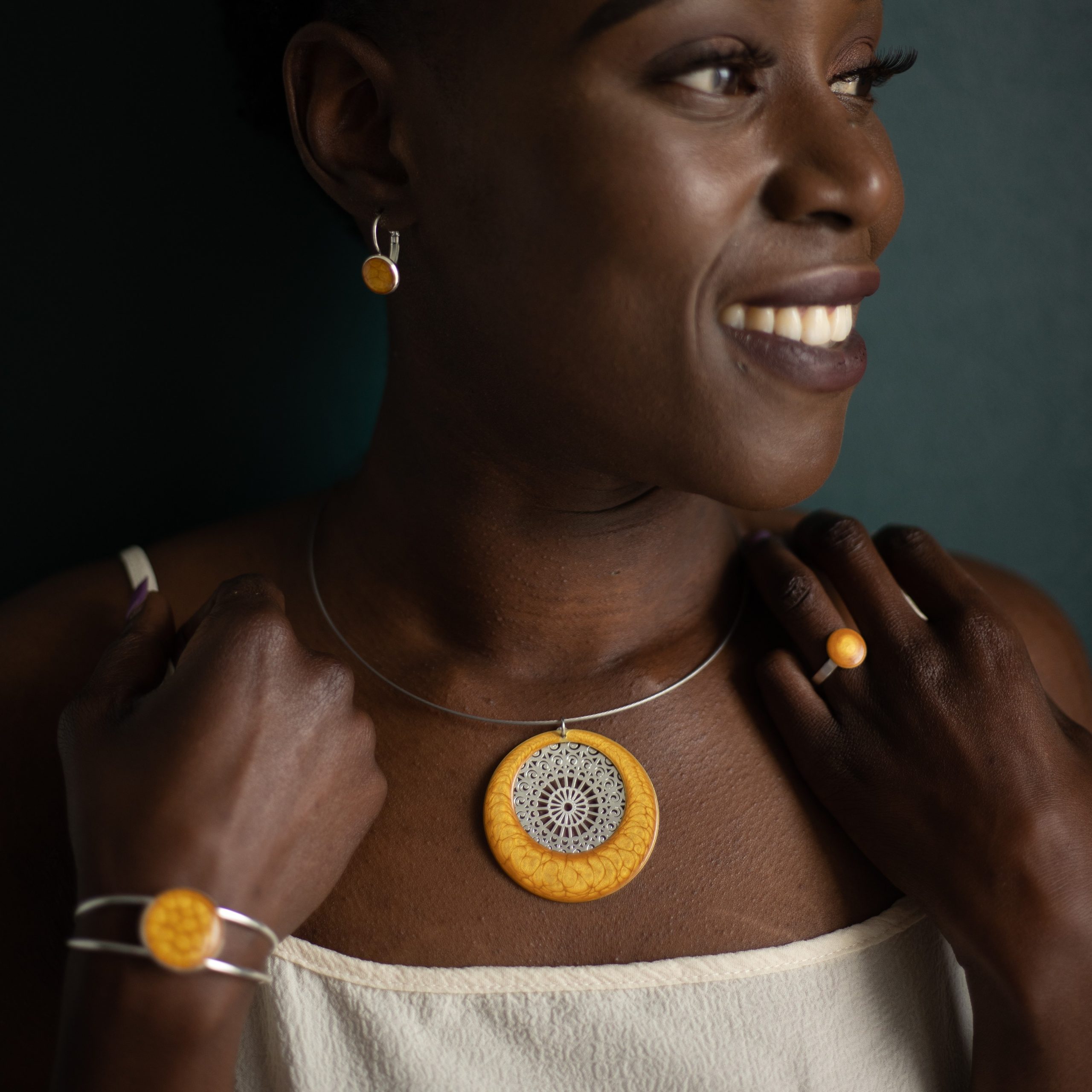 bijou artisan montpellier bracelet séléné jaune mannequin