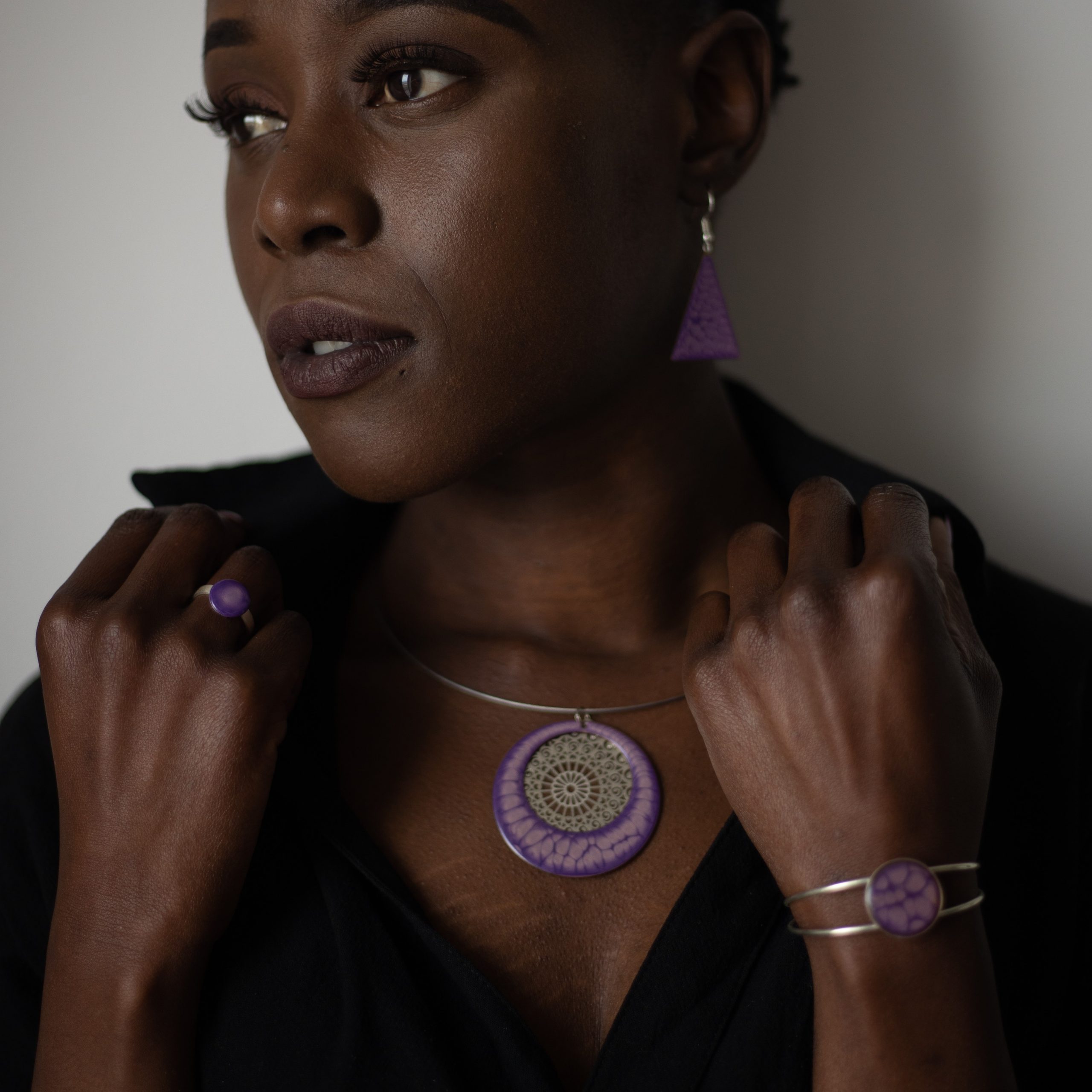 bijou artisan montpellier bracelet séléné violet mannequin