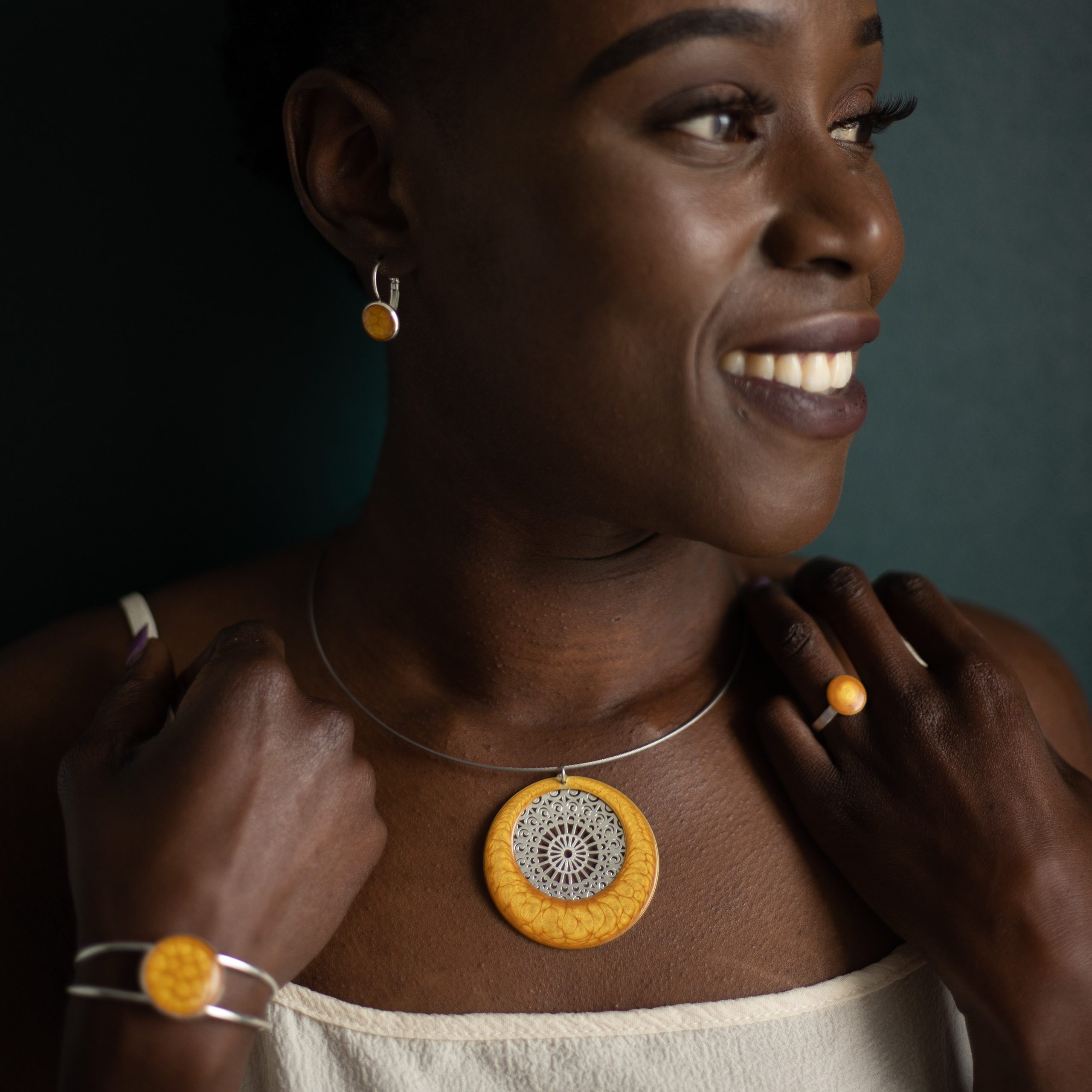 bijou artisan montpellier collier aphrodite jaune fond argenté mannequin3