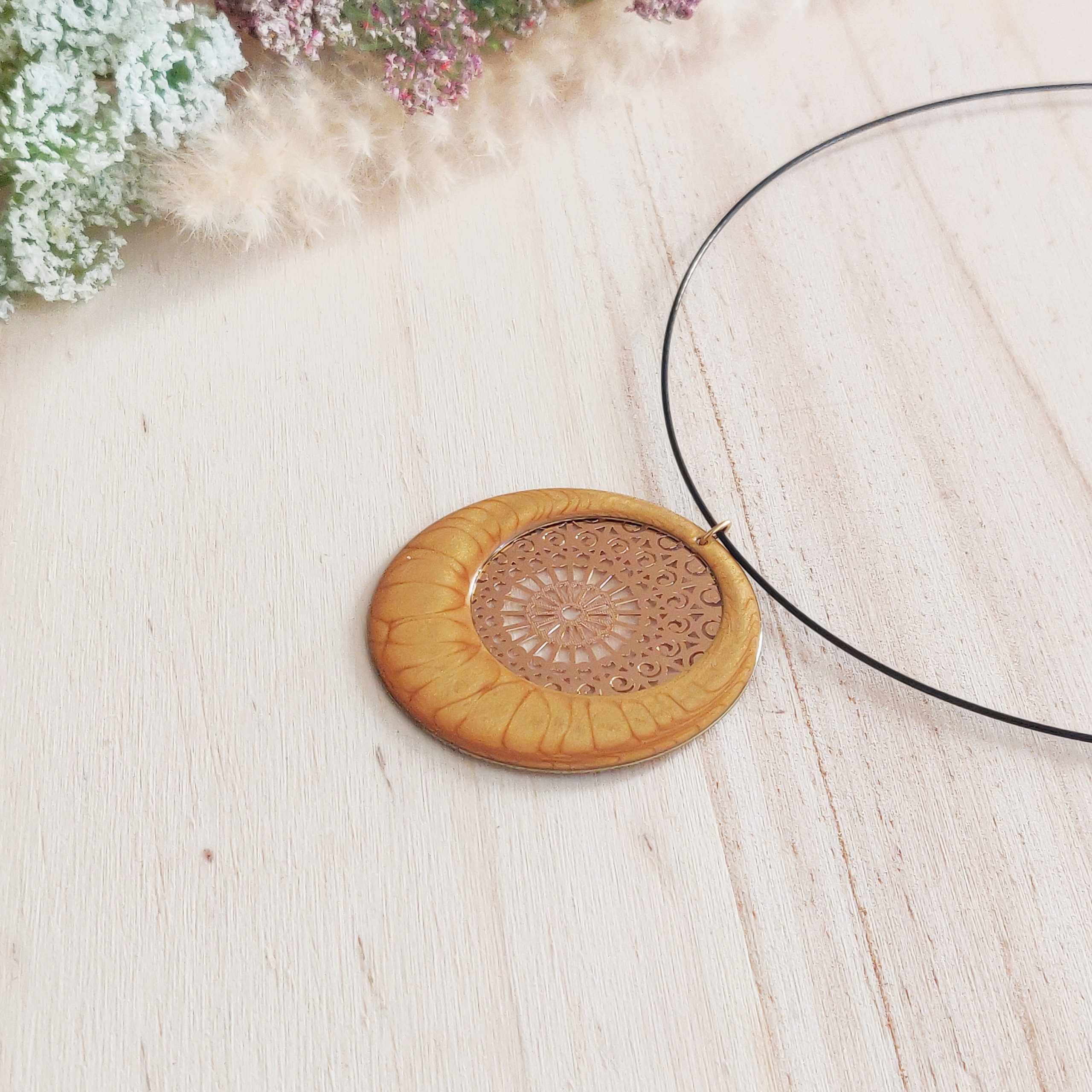 bijou artisan montpellier collier aphrodite jaune fond doré