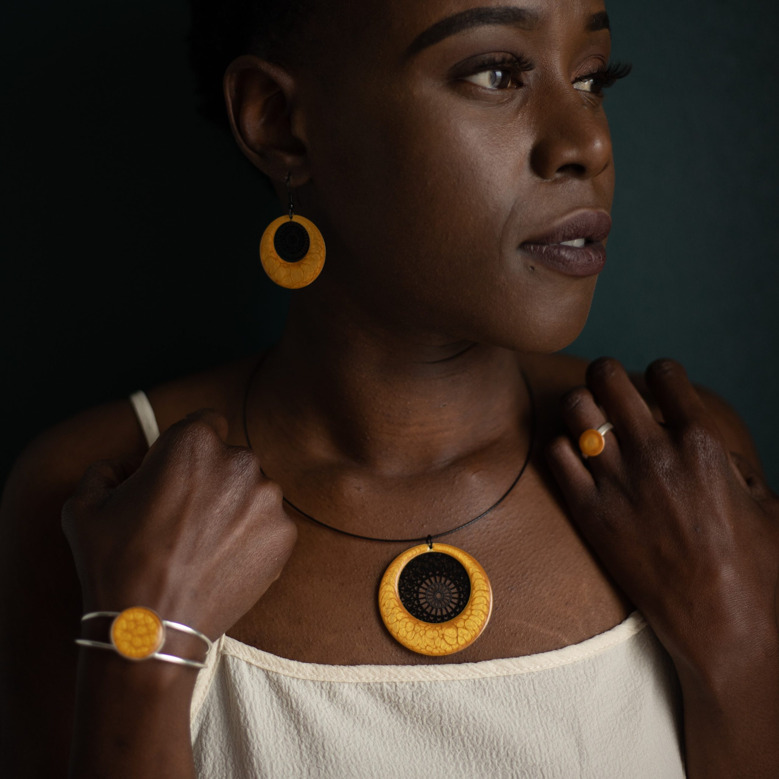 bijou artisan montpellier collier aphrodite jaune fond noir mannequin1