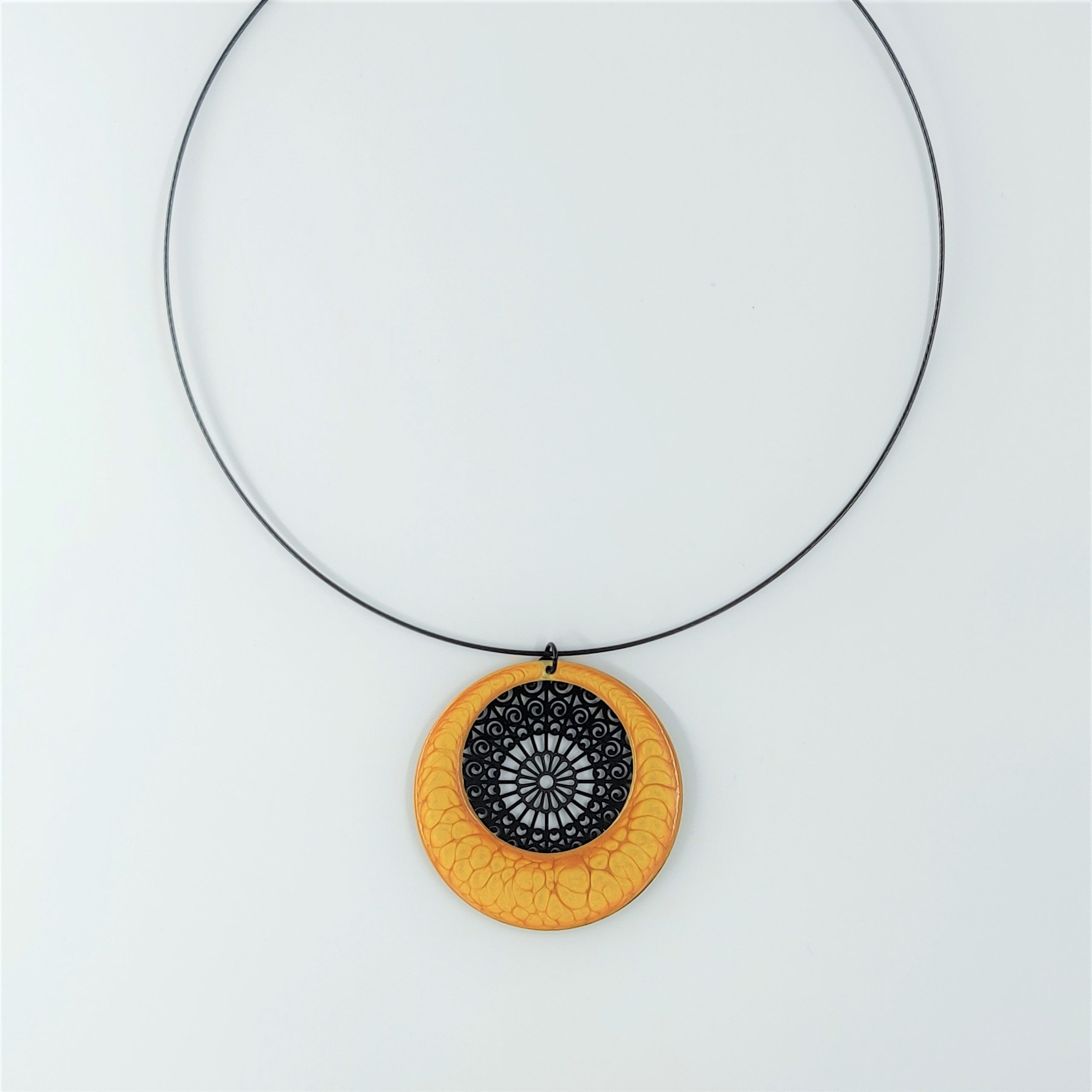 bijou créateur montpellier collier aphrodite jaune fond noir