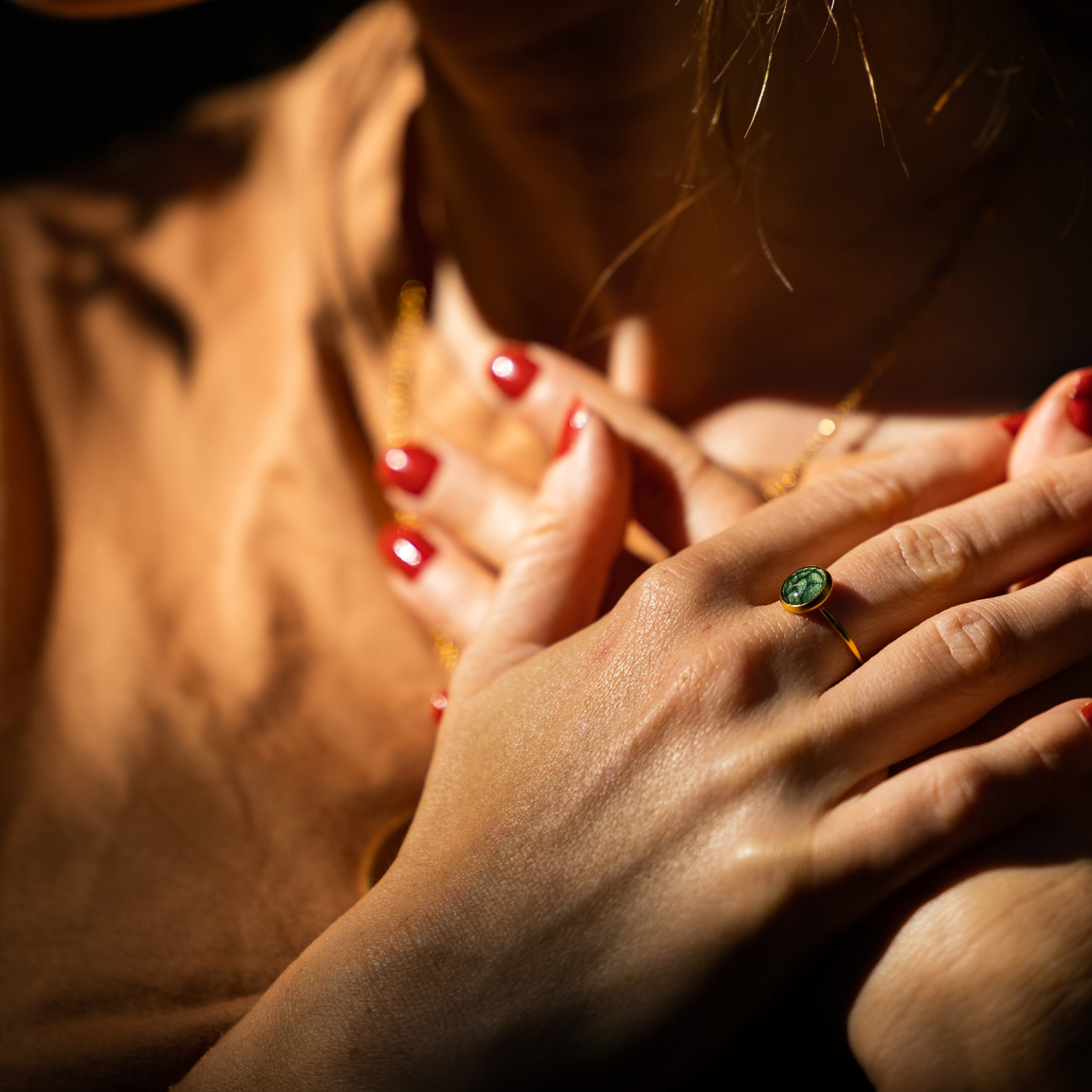 bijou artisan montpellier bague pandia verte mannequin 1