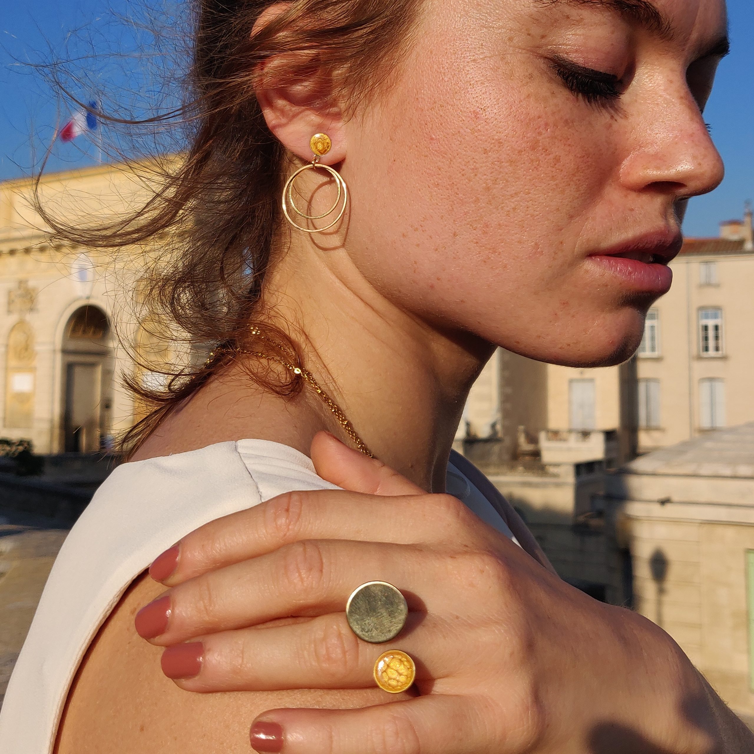 bijou artisan montpellier bague psyché jaune mannequin2
