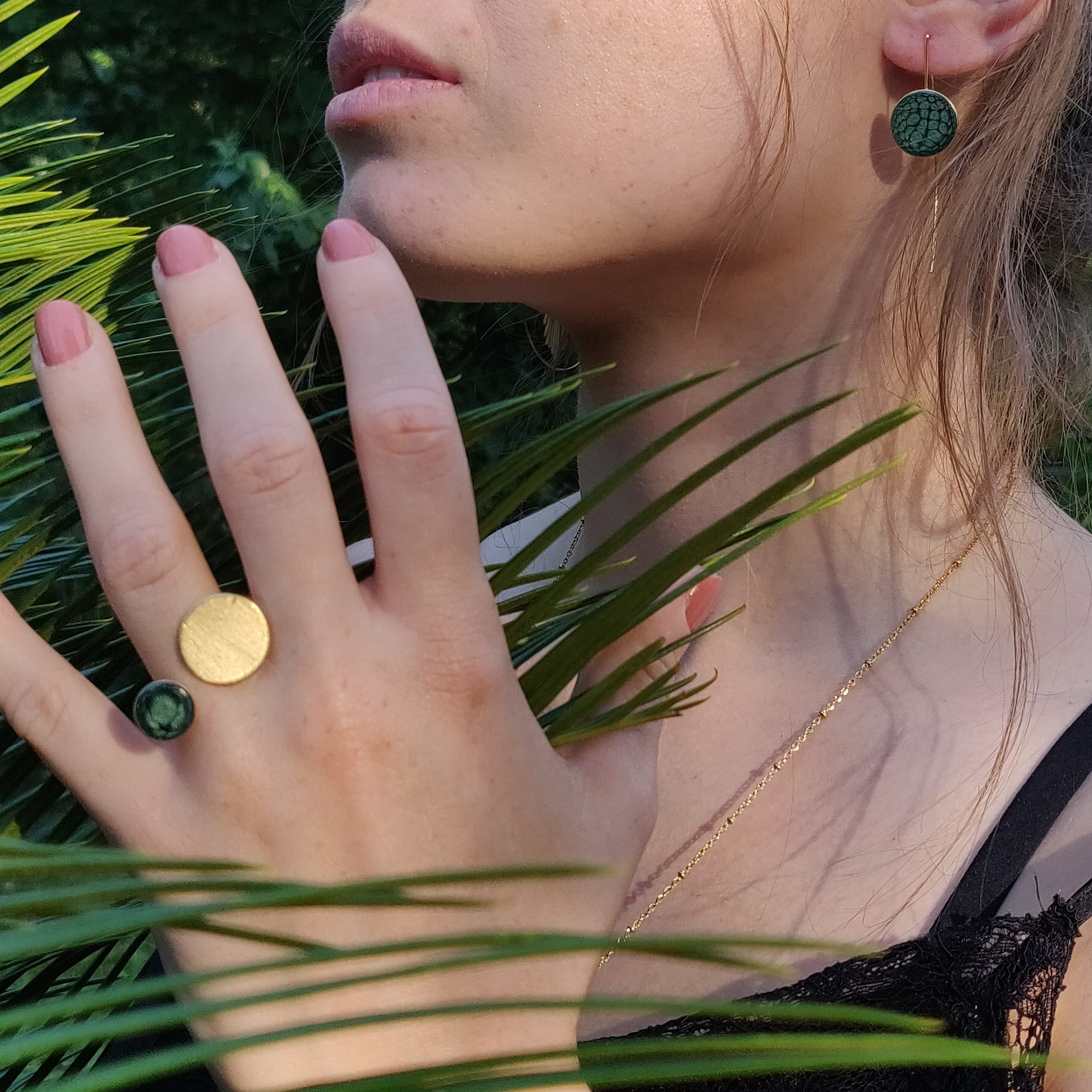 bijou artisan montpellier bague psyché verte mannequin 1