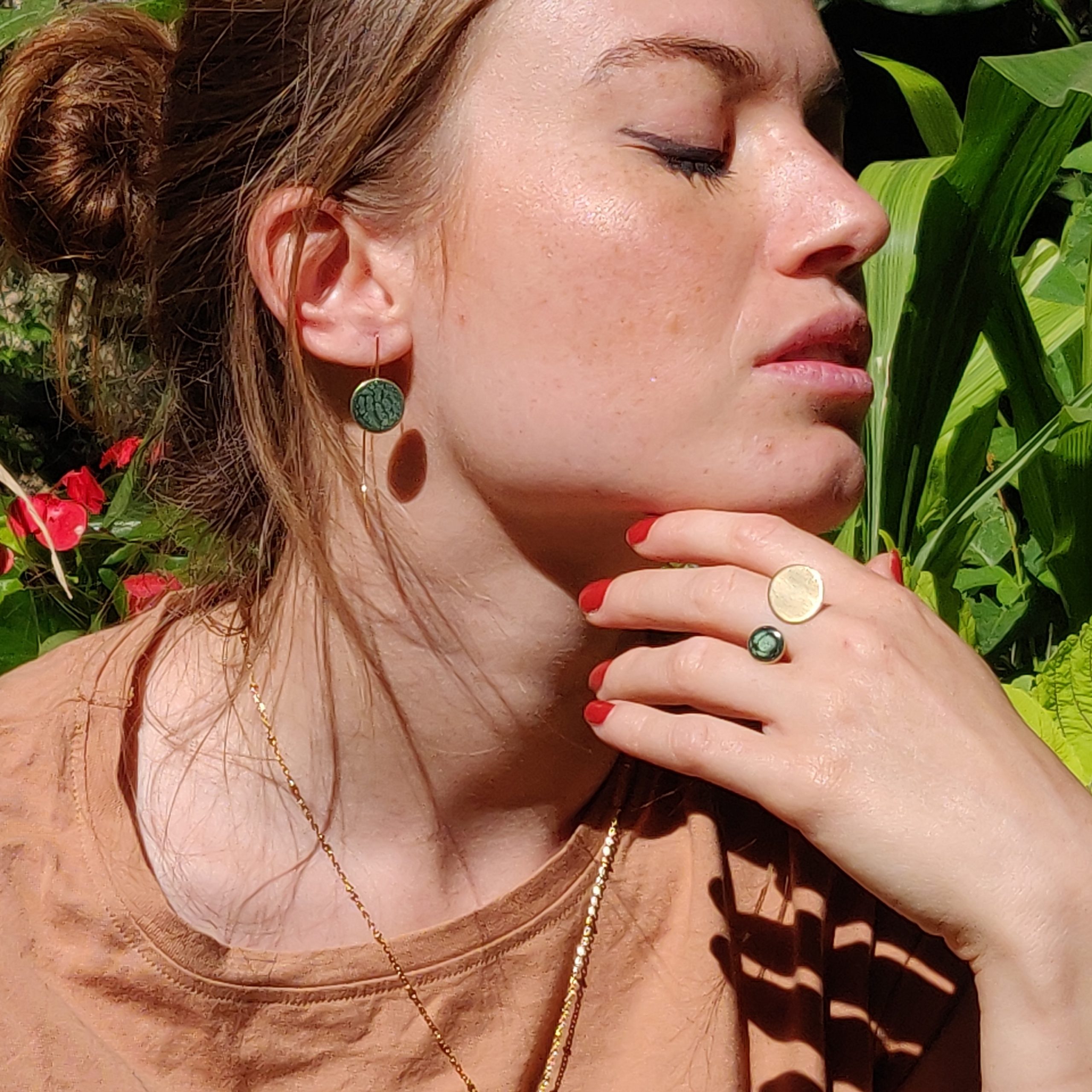 bijou artisan montpellier bague psyché verte mannequin 2