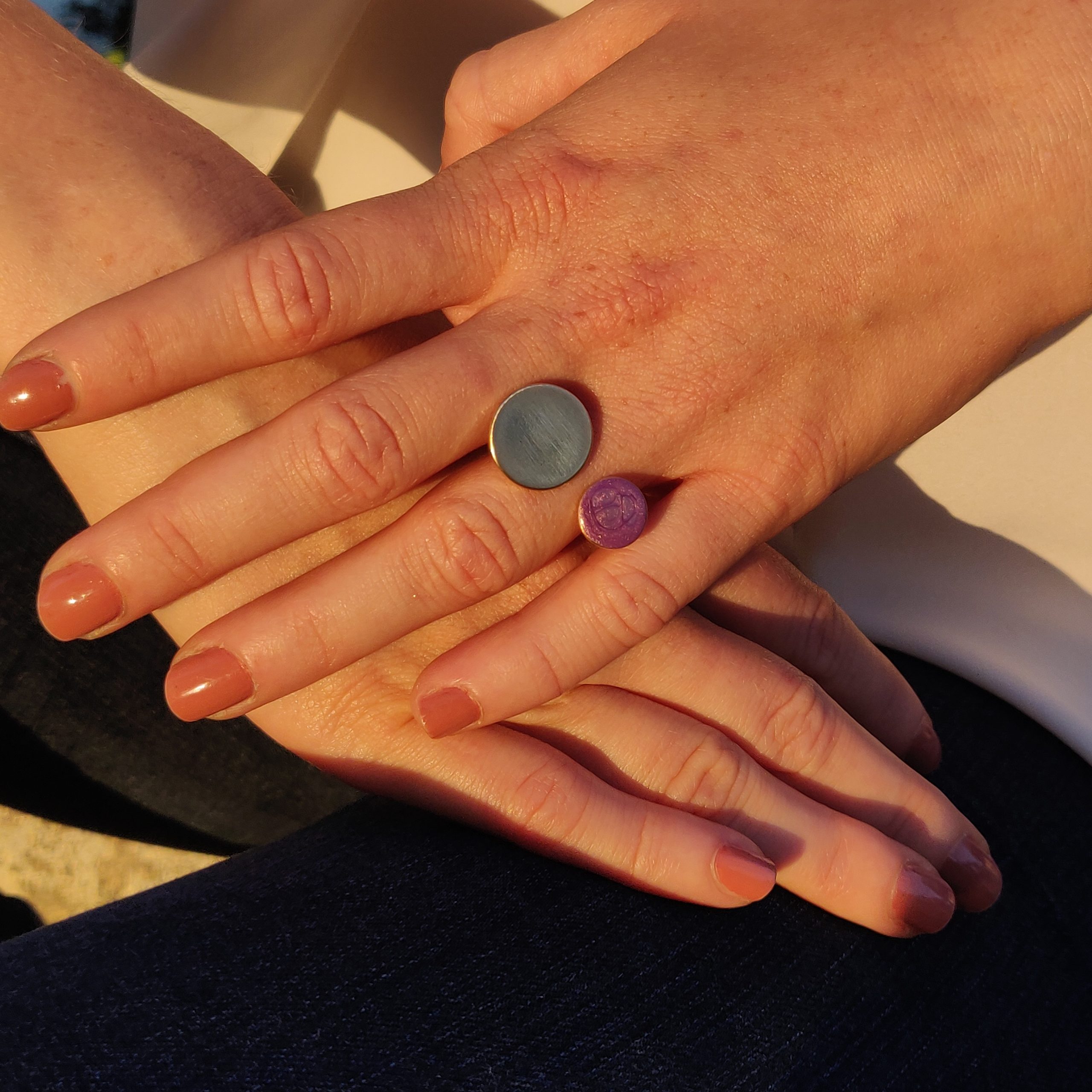 bijou artisan montpellier bague psyché violette mannequin 2