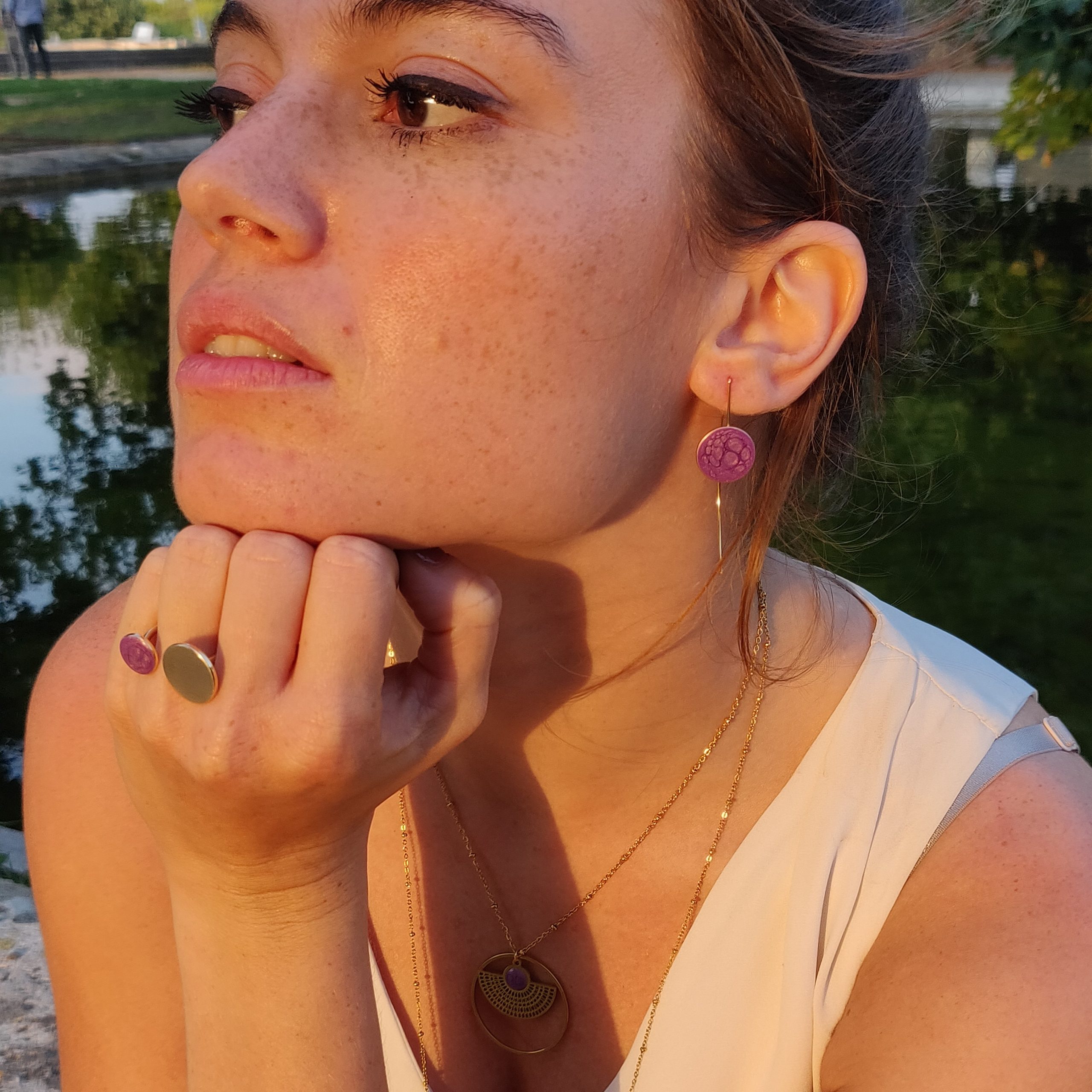 bijou artisan montpellier bague psyché violette mannequin 3