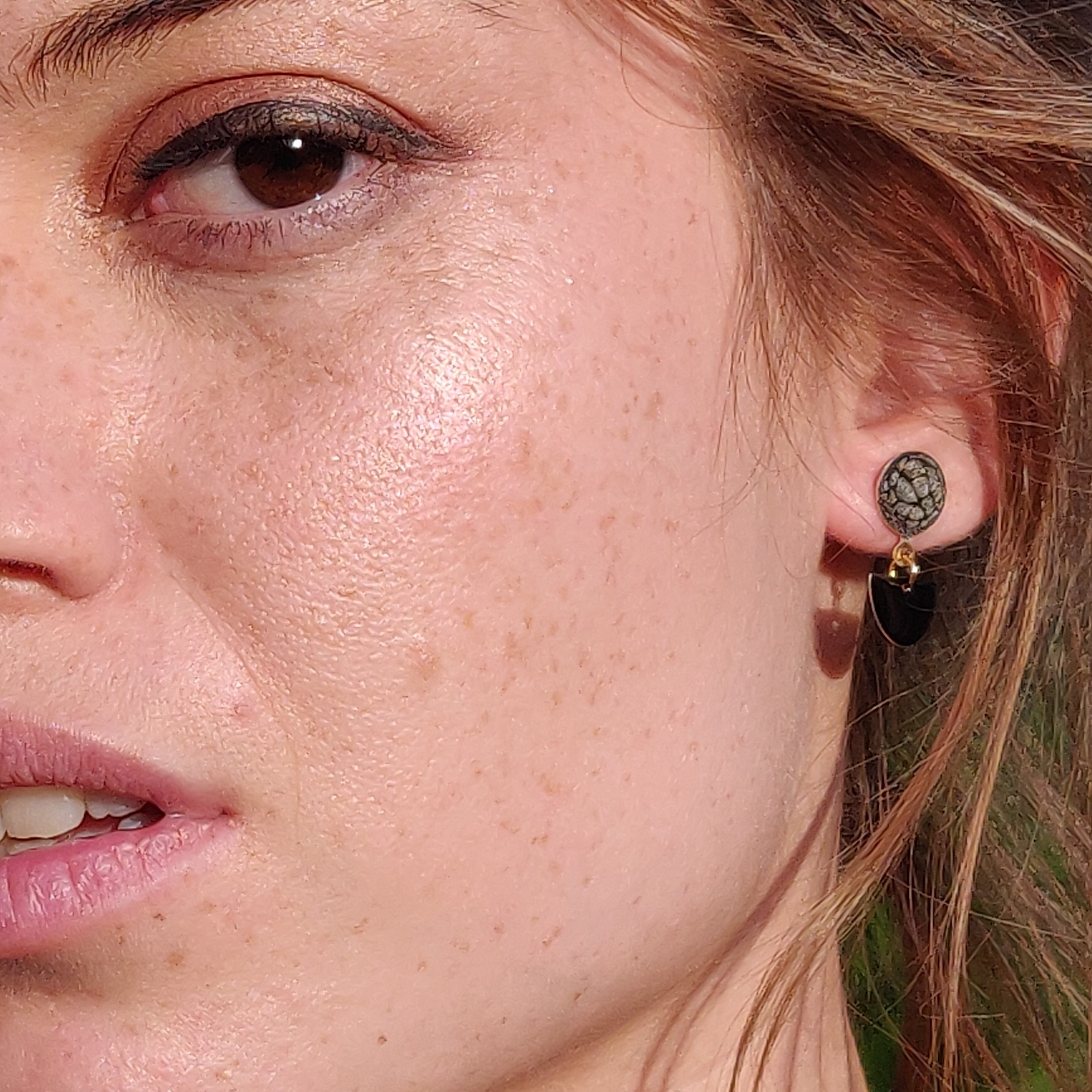 bijou artisan montpellier boucles d'oeilles luna grises mannequin 2