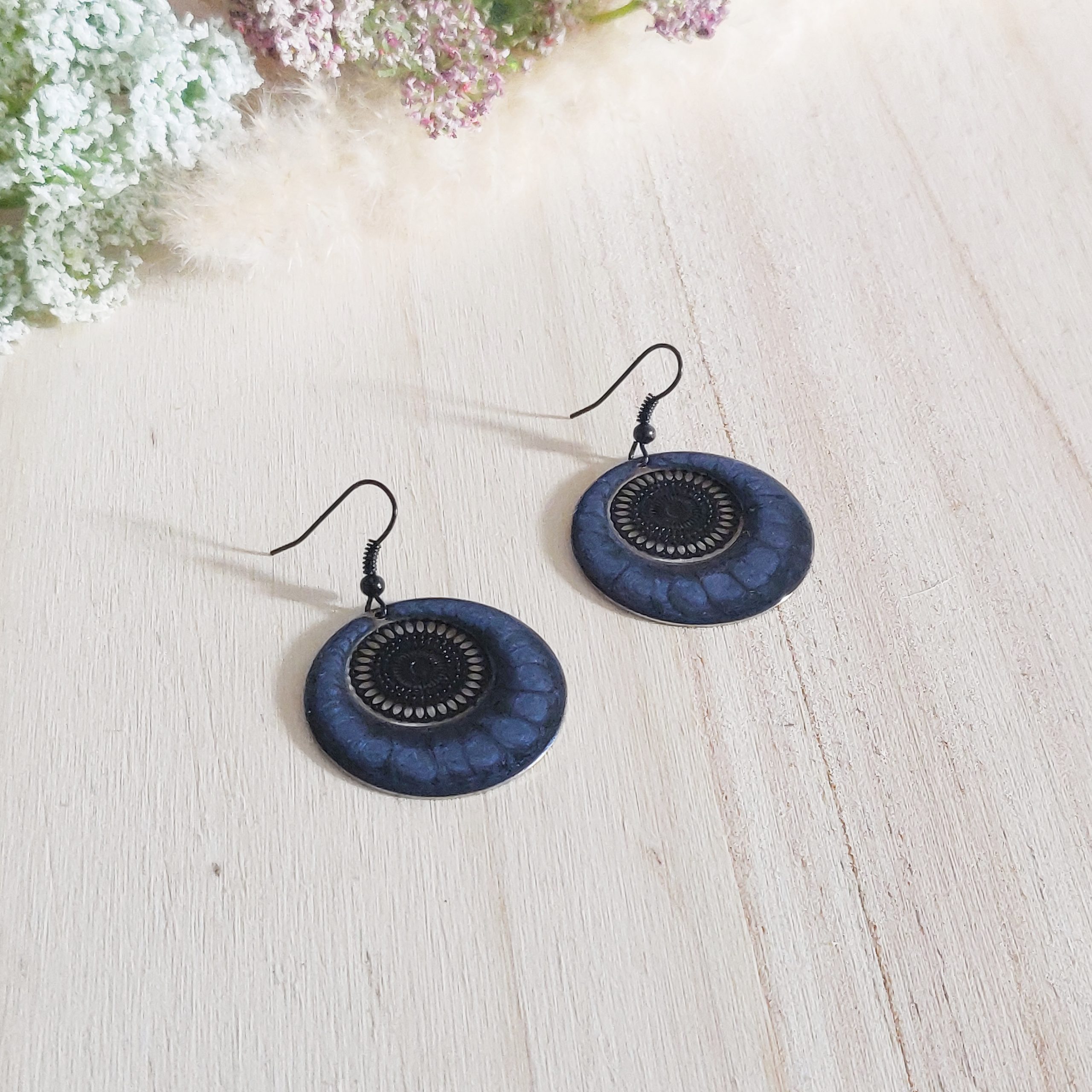 bijou artisan montpellier boucles d'oreilles aphrodite bleues fond noir