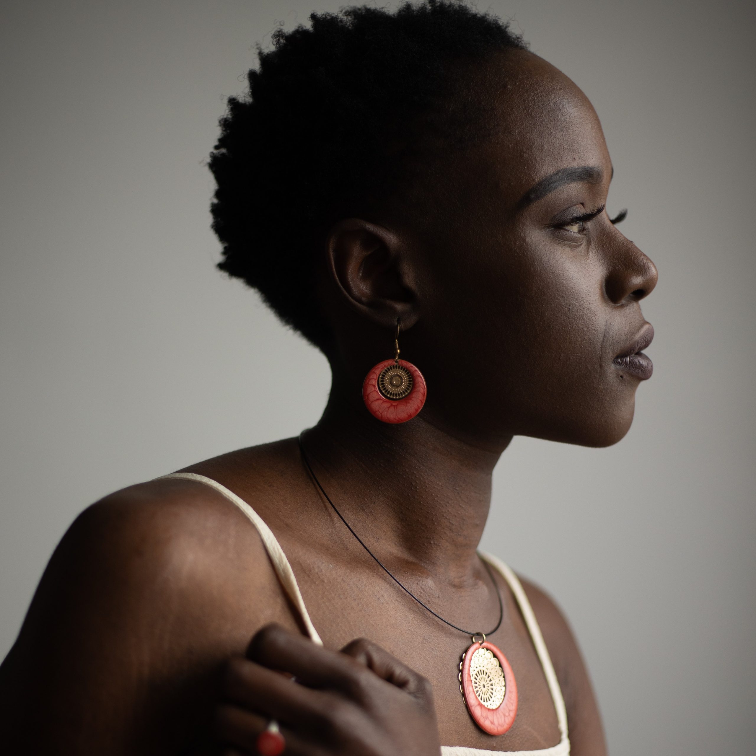 bijou artisan montpellier boucles d'oreilles aphrodite corails fond doré mannequin1