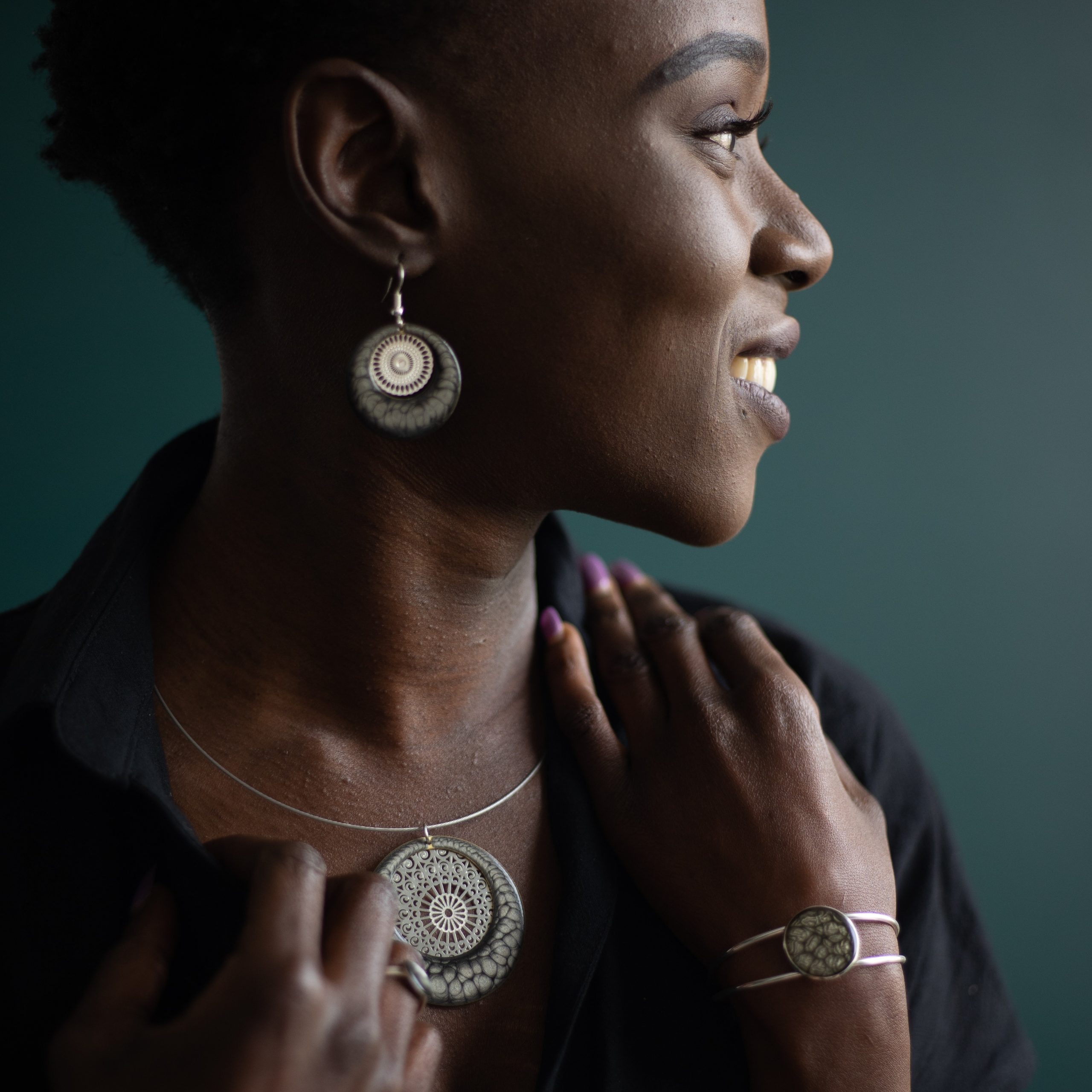 bijou artisan montpellier boucles d'oreilles aphrodite grises fond argenté mannequin