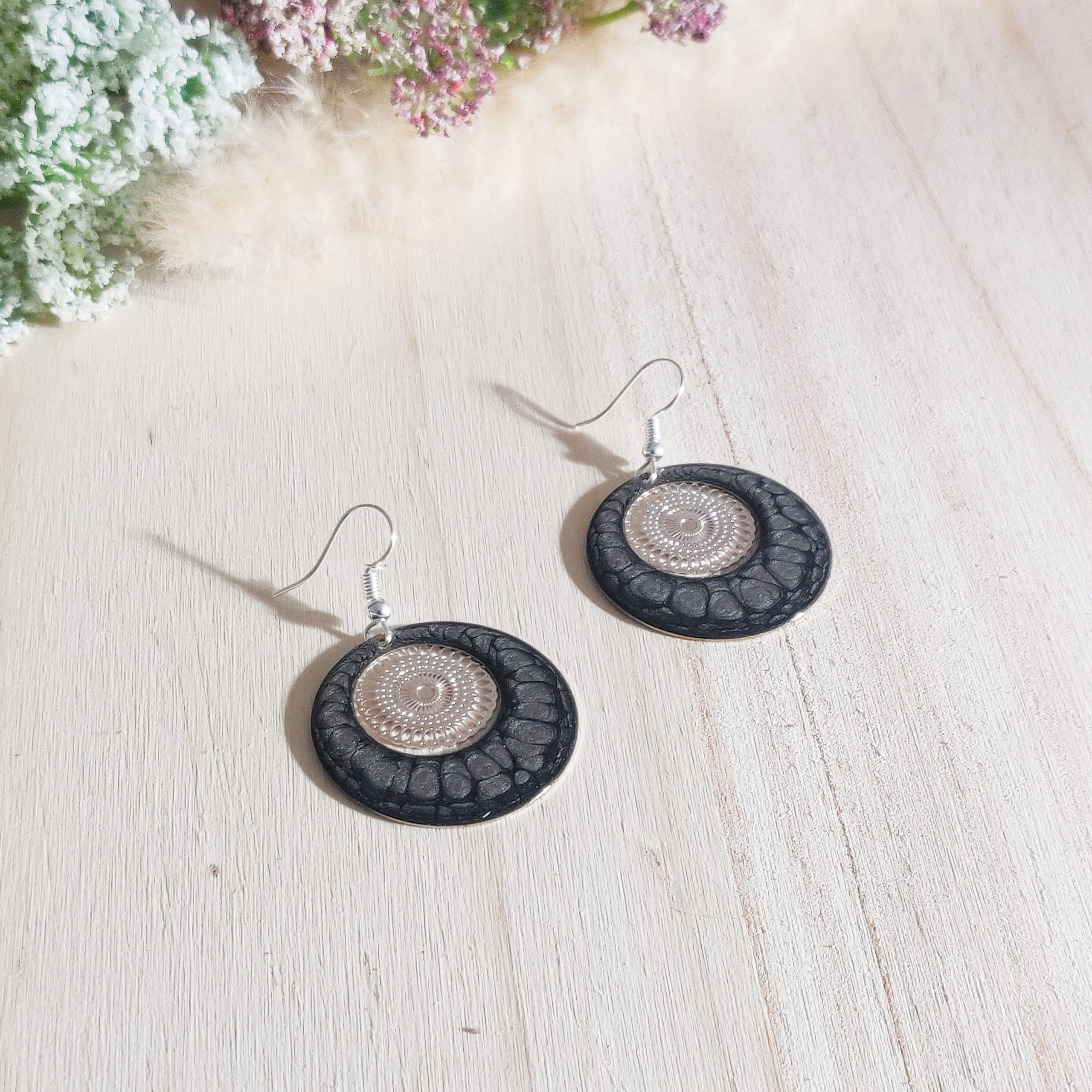 bijou artisan montpellier boucles d'oreilles aphrodite grises fond argenté