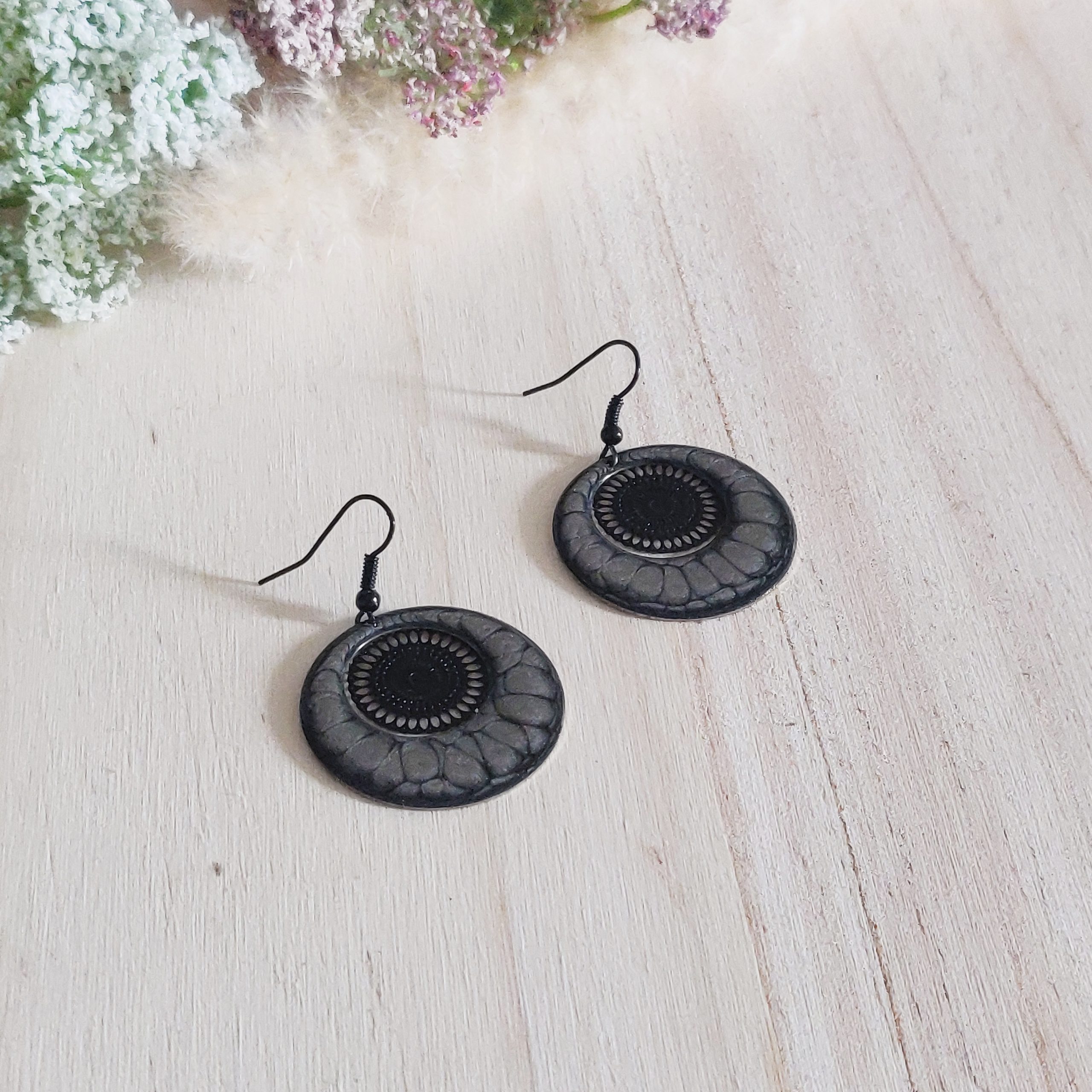 bijou artisan montpellier boucles d'oreilles aphrodite grises fond noir