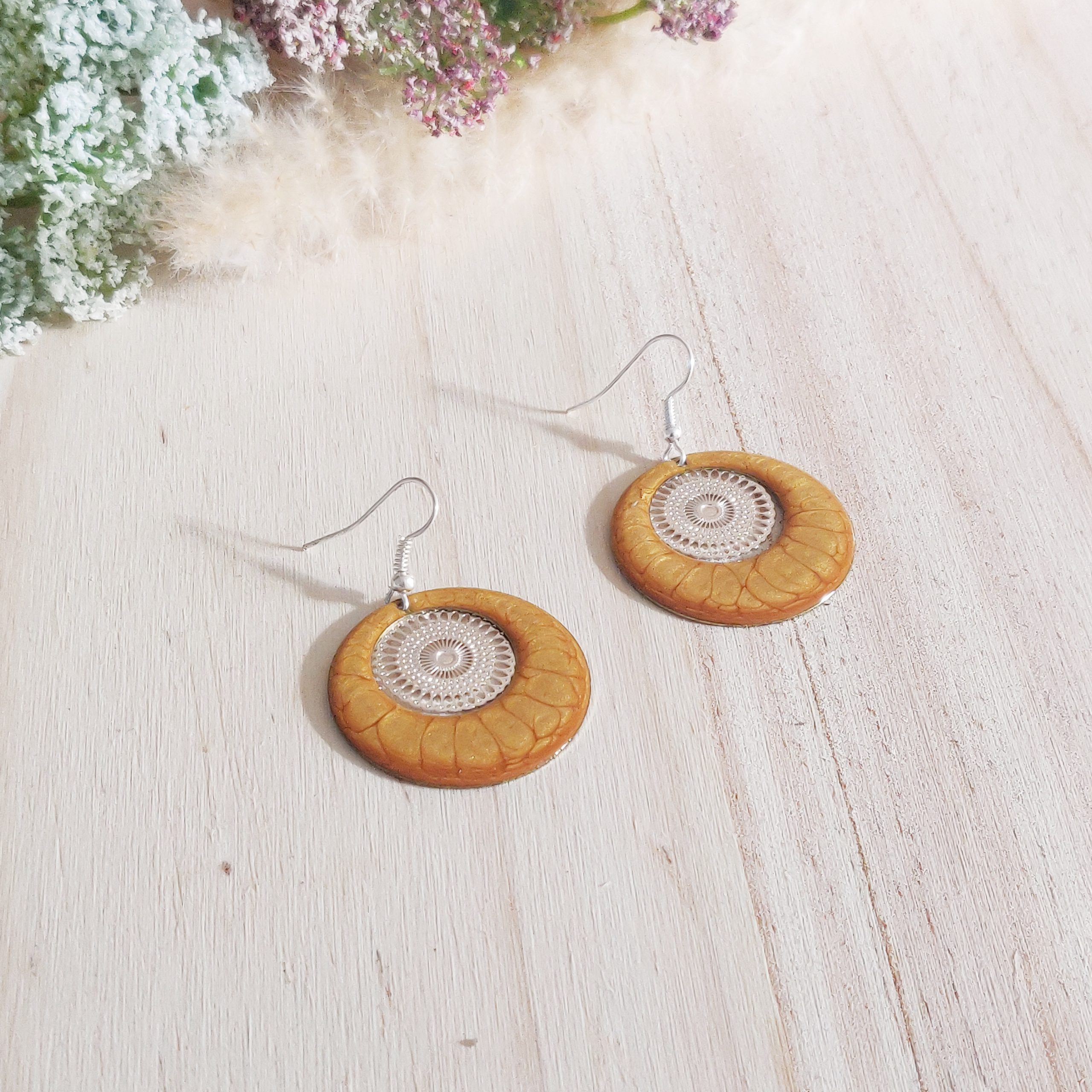 bijou artisan montpellier boucles d'oreilles aphrodite jaunes fond argenté