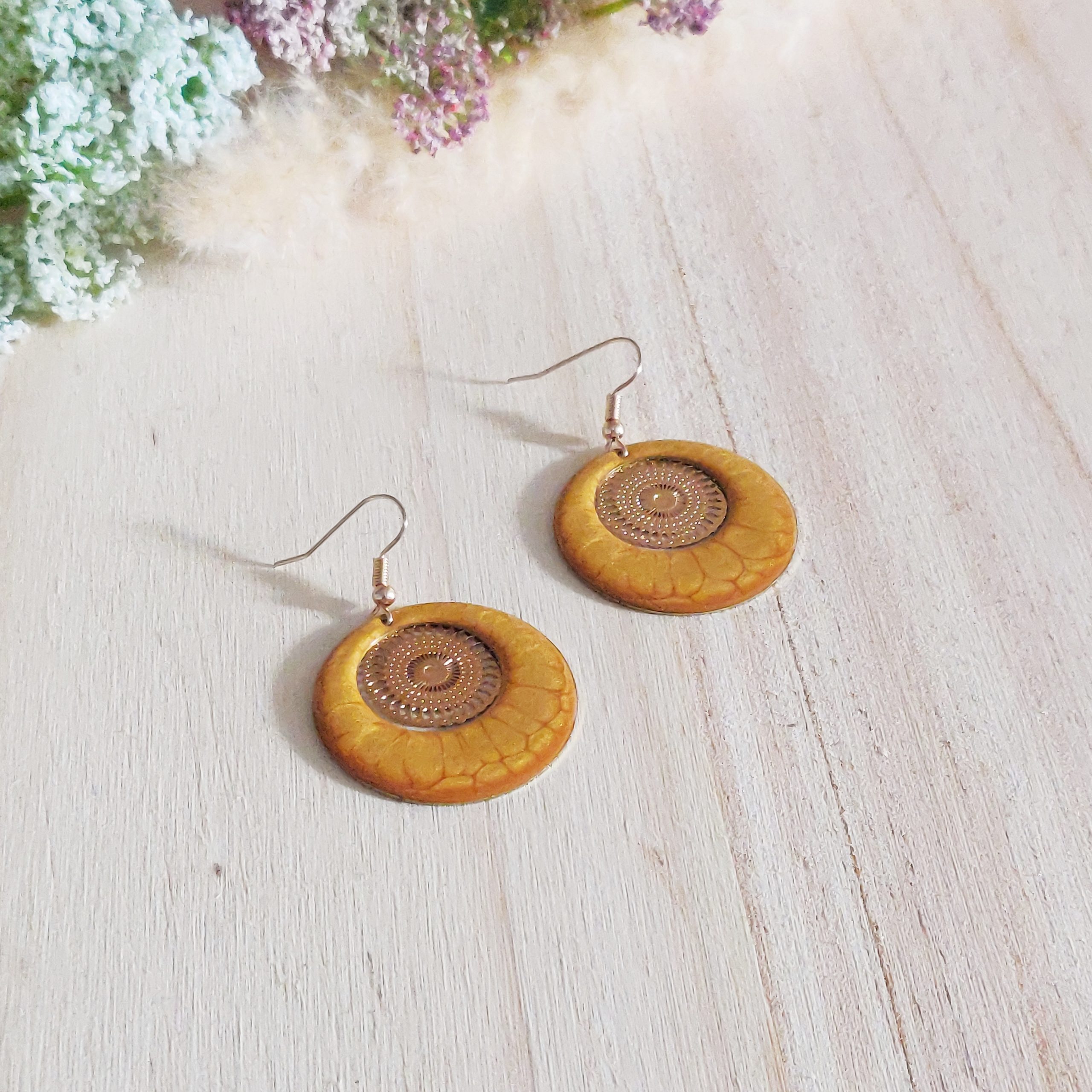 bijou artisan montpellier boucles d'oreilles aphrodite jaunes fond doré