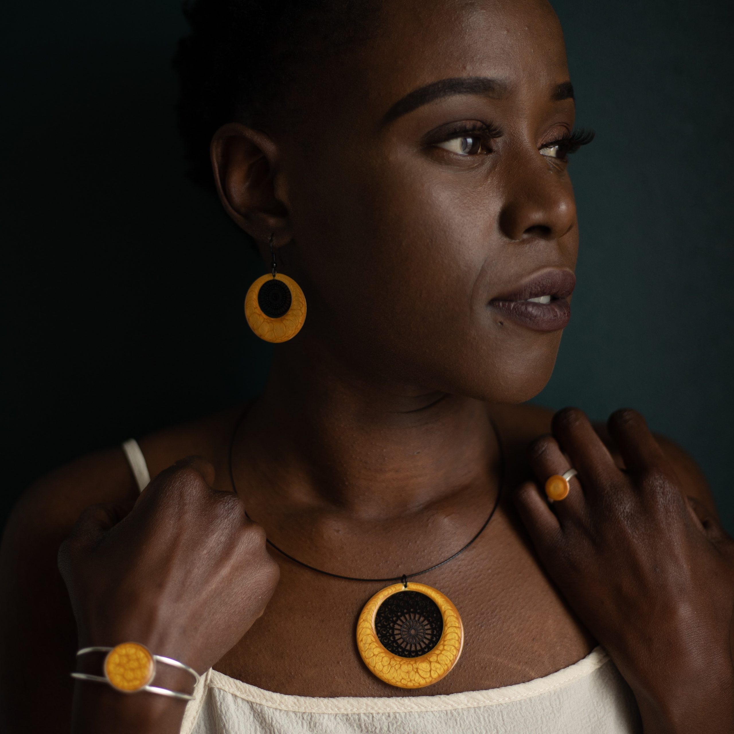 bijou artisan montpellier boucles d'oreilles aphrodite jaunes fond noir mannequin