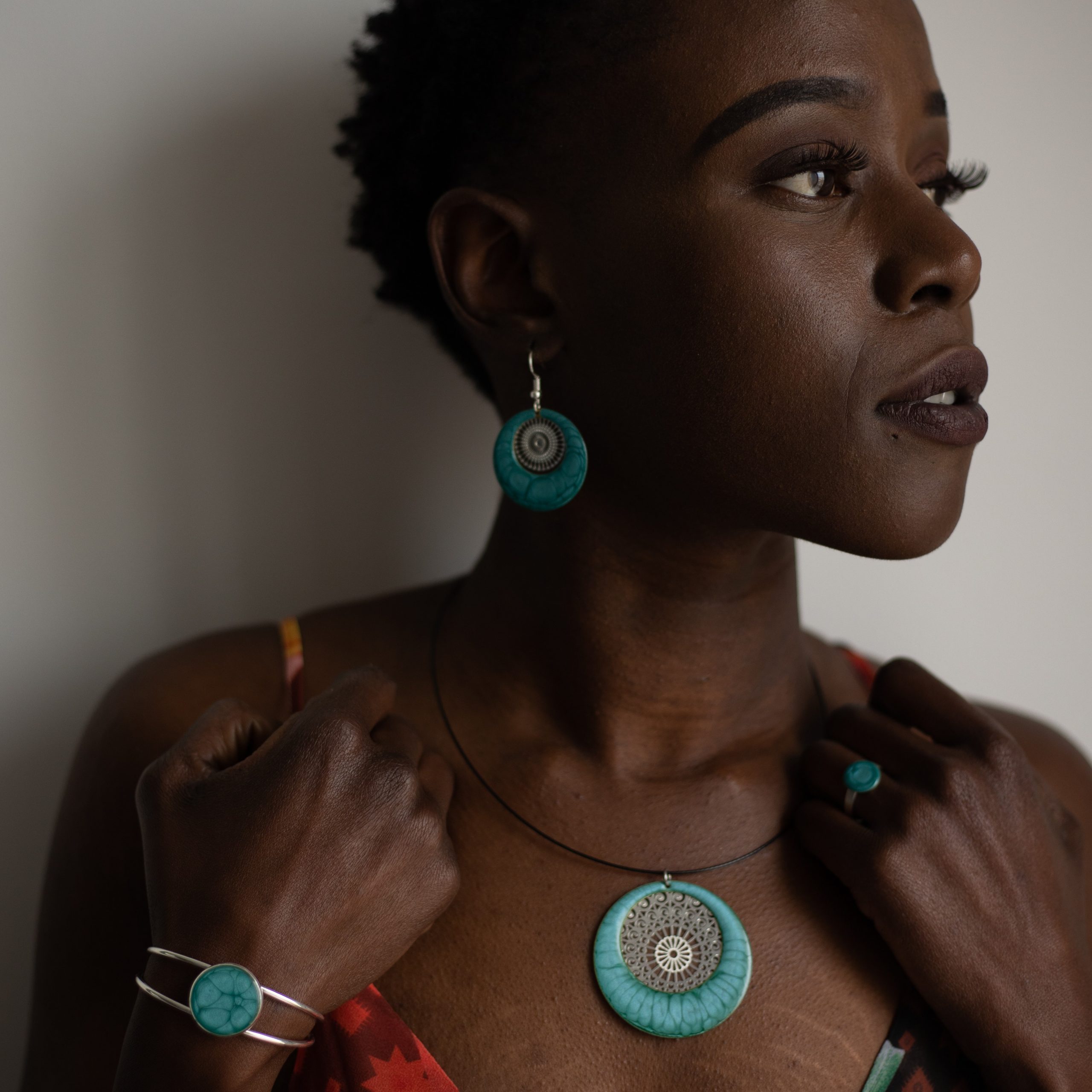 bijou artisan montpellier boucles d'oreilles aphrodite turquoises fond argenté mannequin