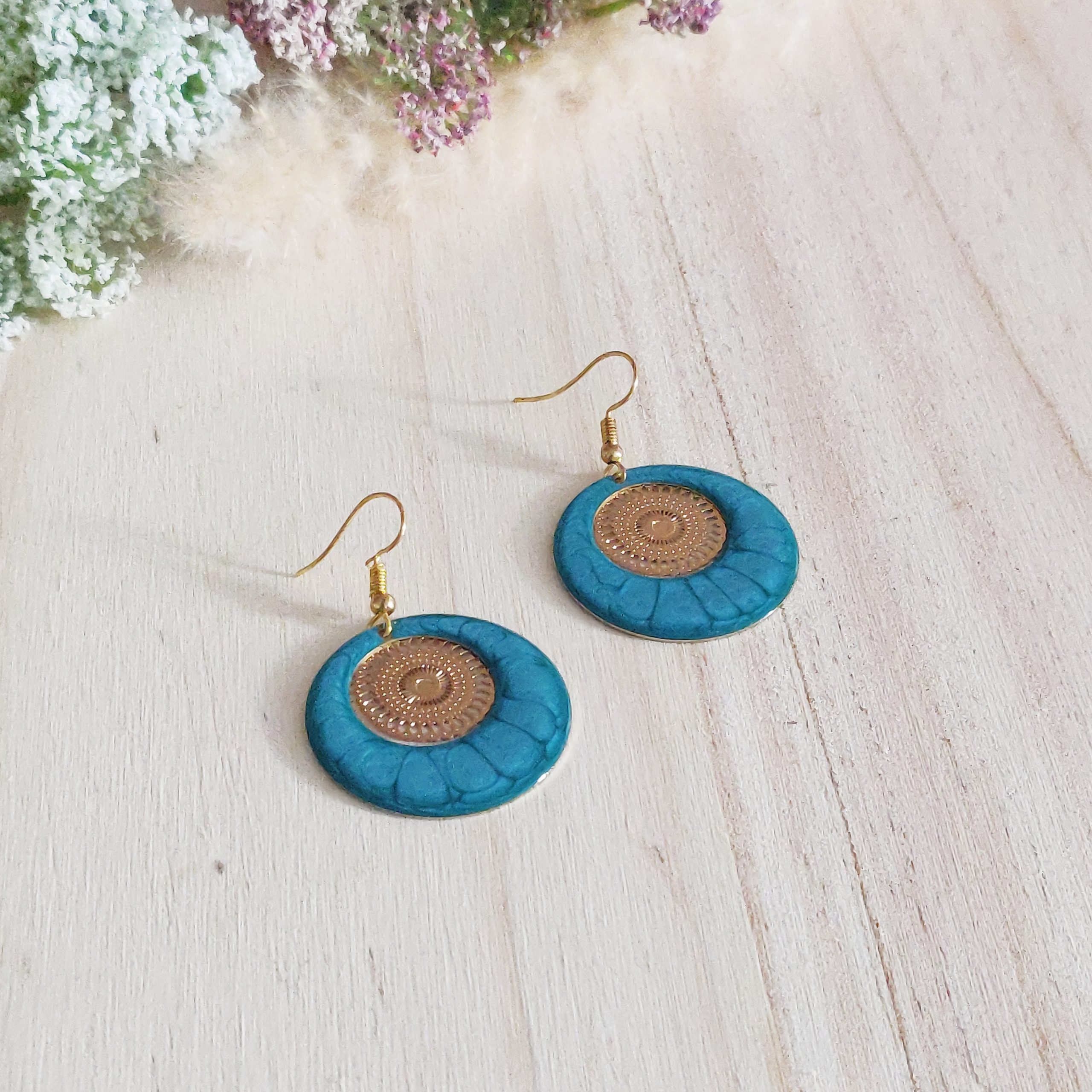 bijou artisan montpellier boucles d'oreilles aphrodite turquoises fond doré