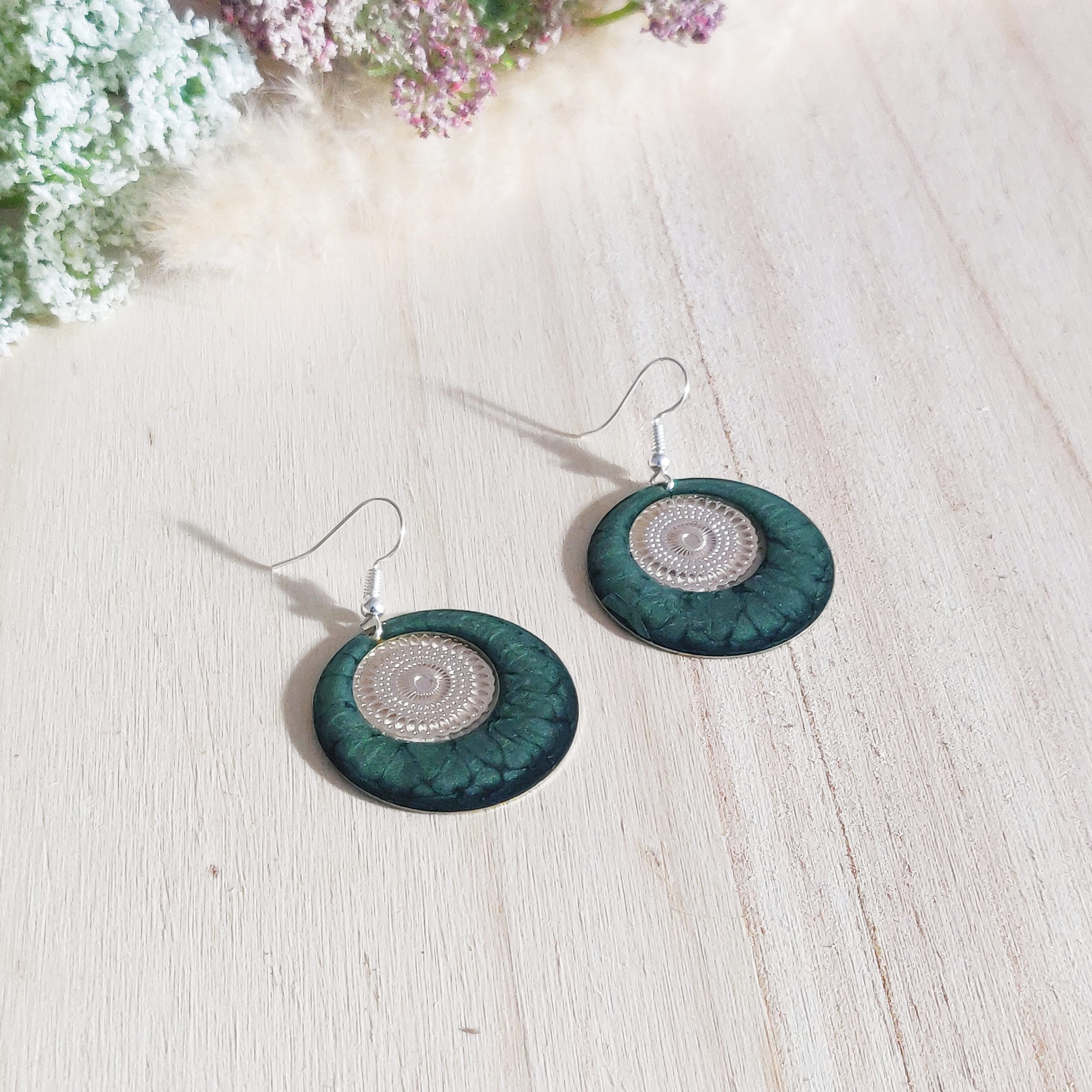 bijou artisan montpellier boucles d'oreilles aphrodite vertes fond argenté