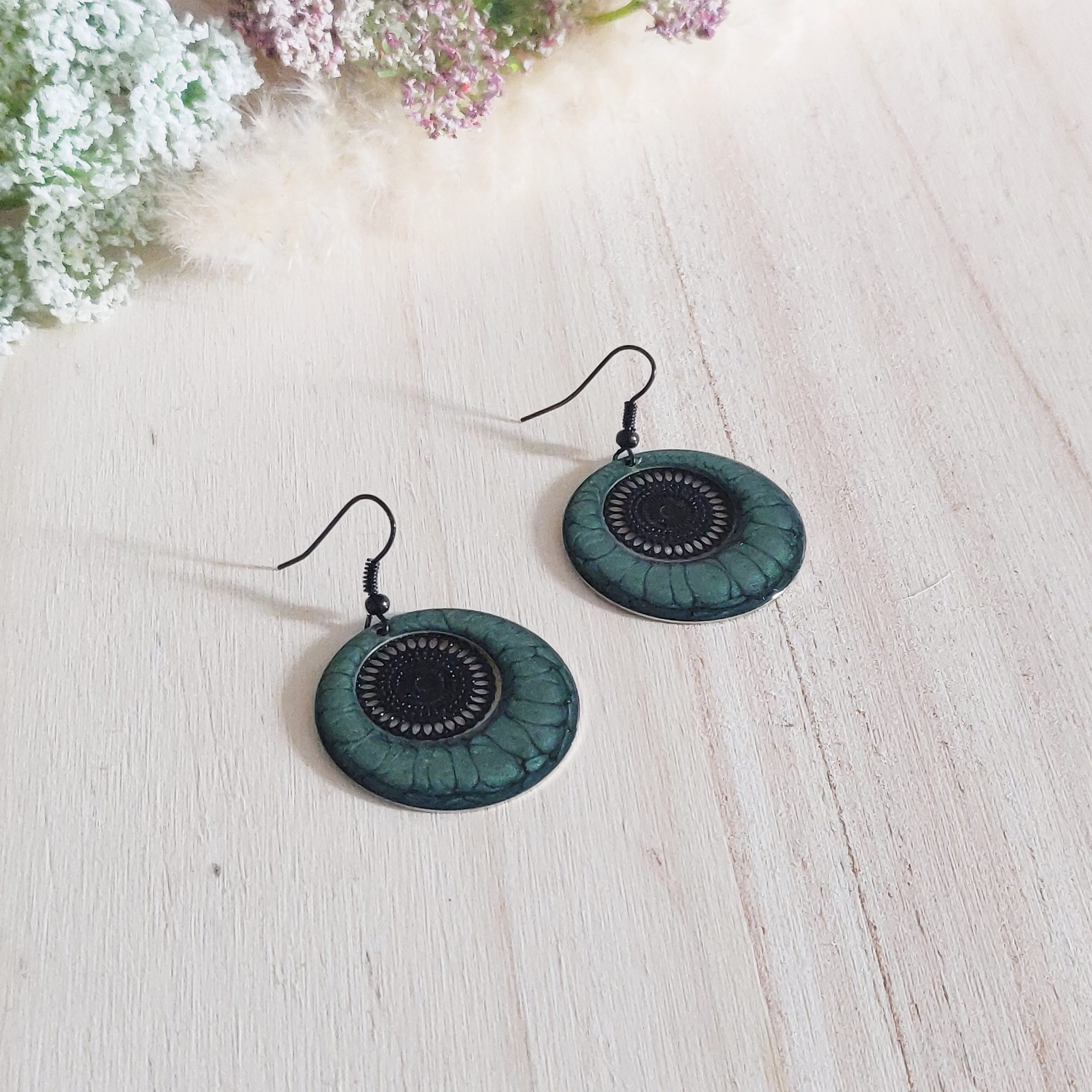 bijou artisan montpellier boucles d'oreilles aphrodite vertes fond noir