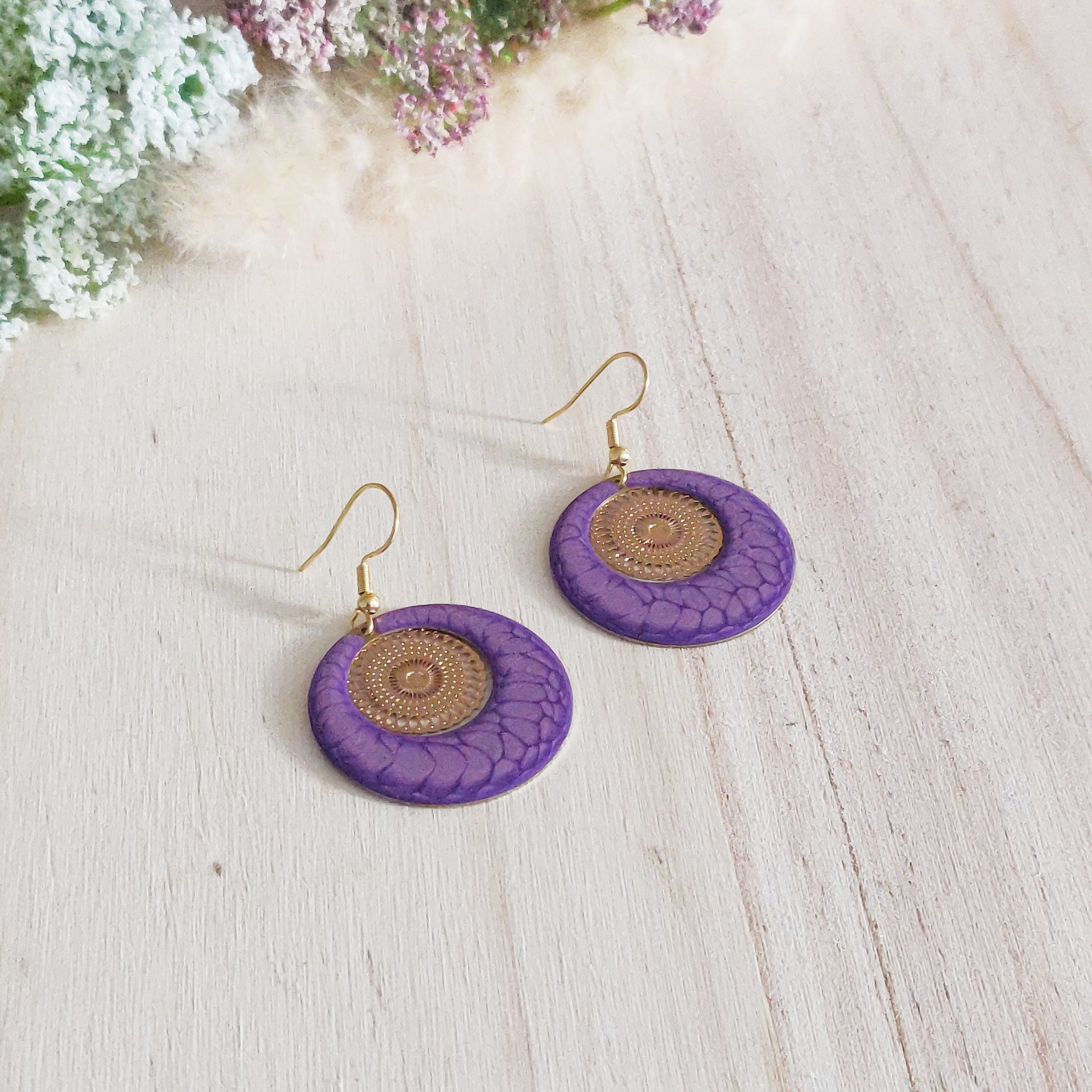 bijou artisan montpellier boucles d'oreilles aphrodite violettes fond doré
