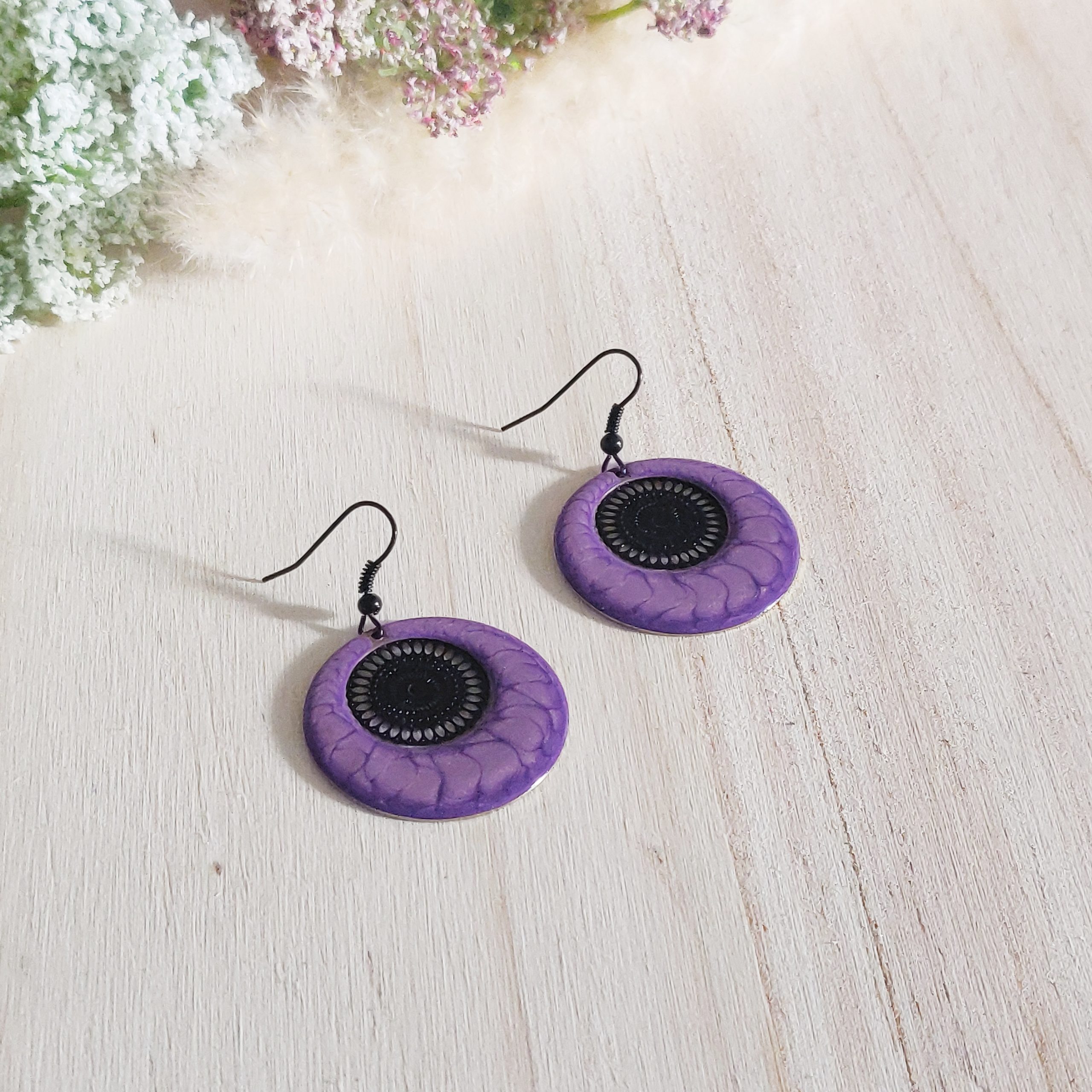 bijou artisan montpellier boucles d'oreilles aphrodite violettes fond noir