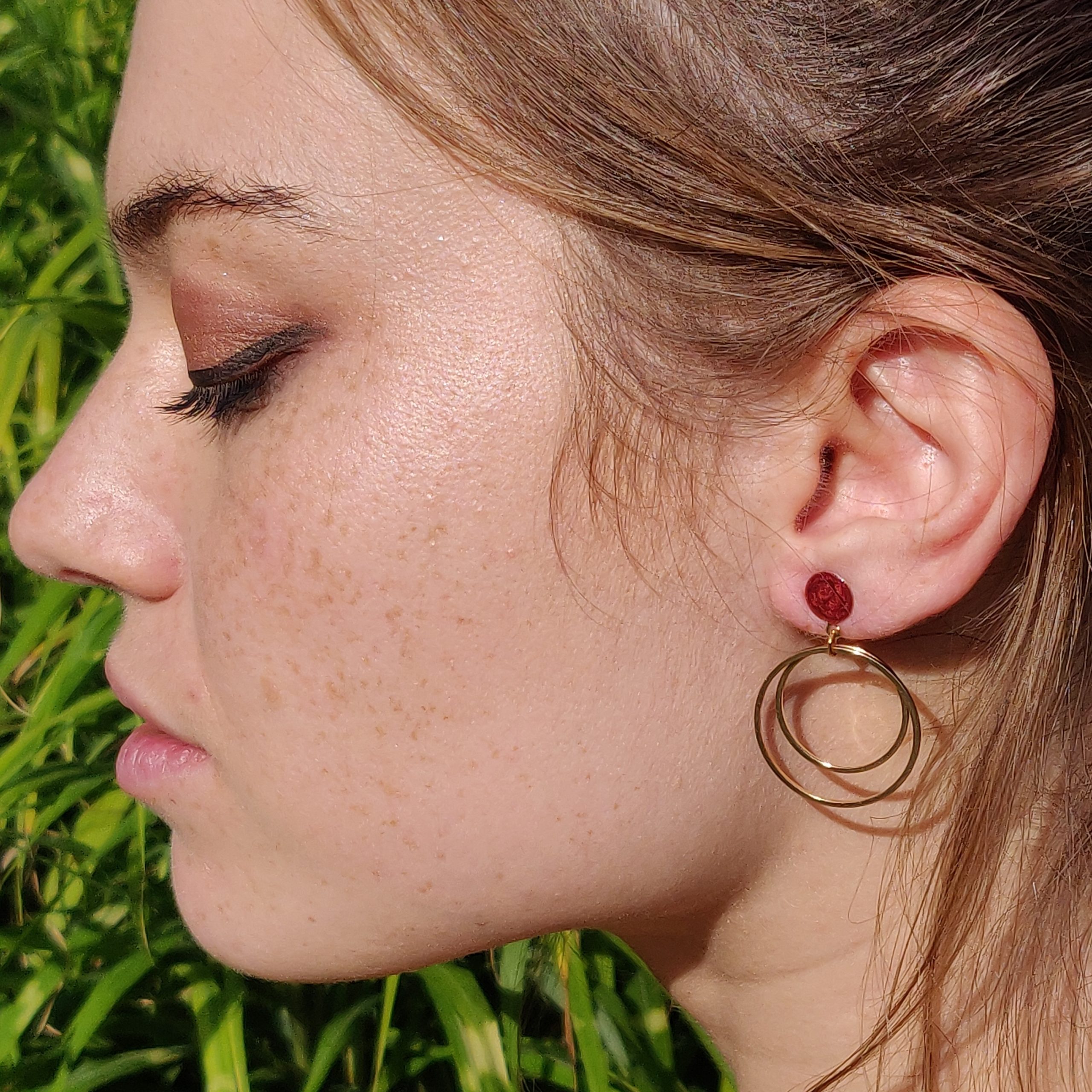 bijou artisan montpellier boucles d'oreilles astérïa bleues mannequin1