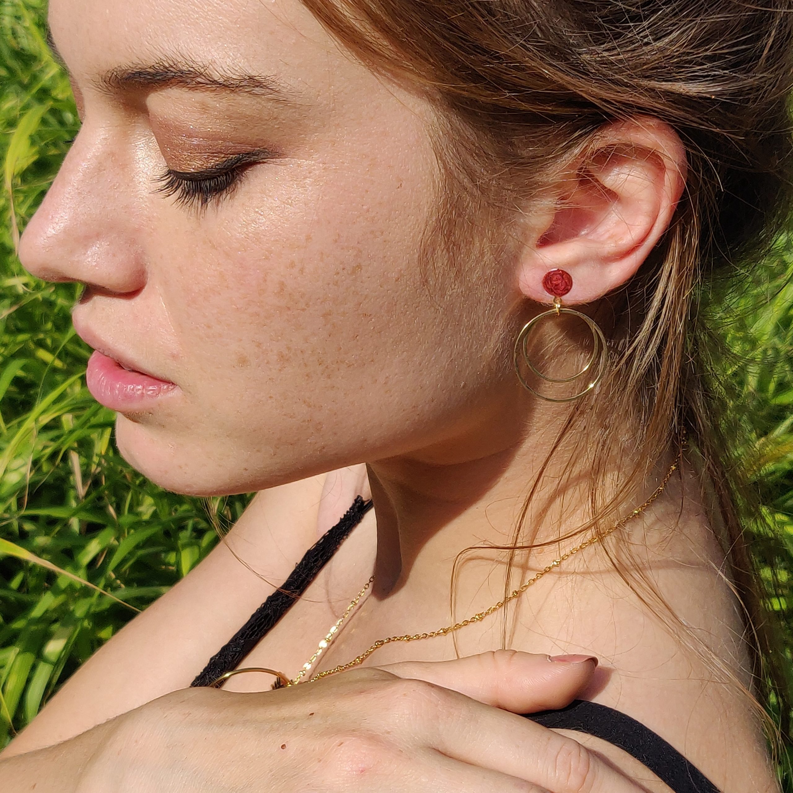 bijou artisan montpellier boucles d'oreilles astérïa bleues mannequin2