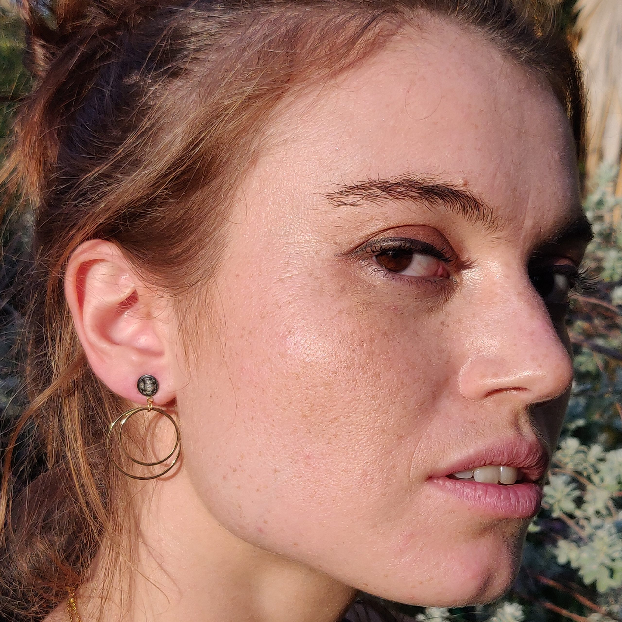 bijou artisan montpellier boucles d'oreilles astérïa grises mannequin 1