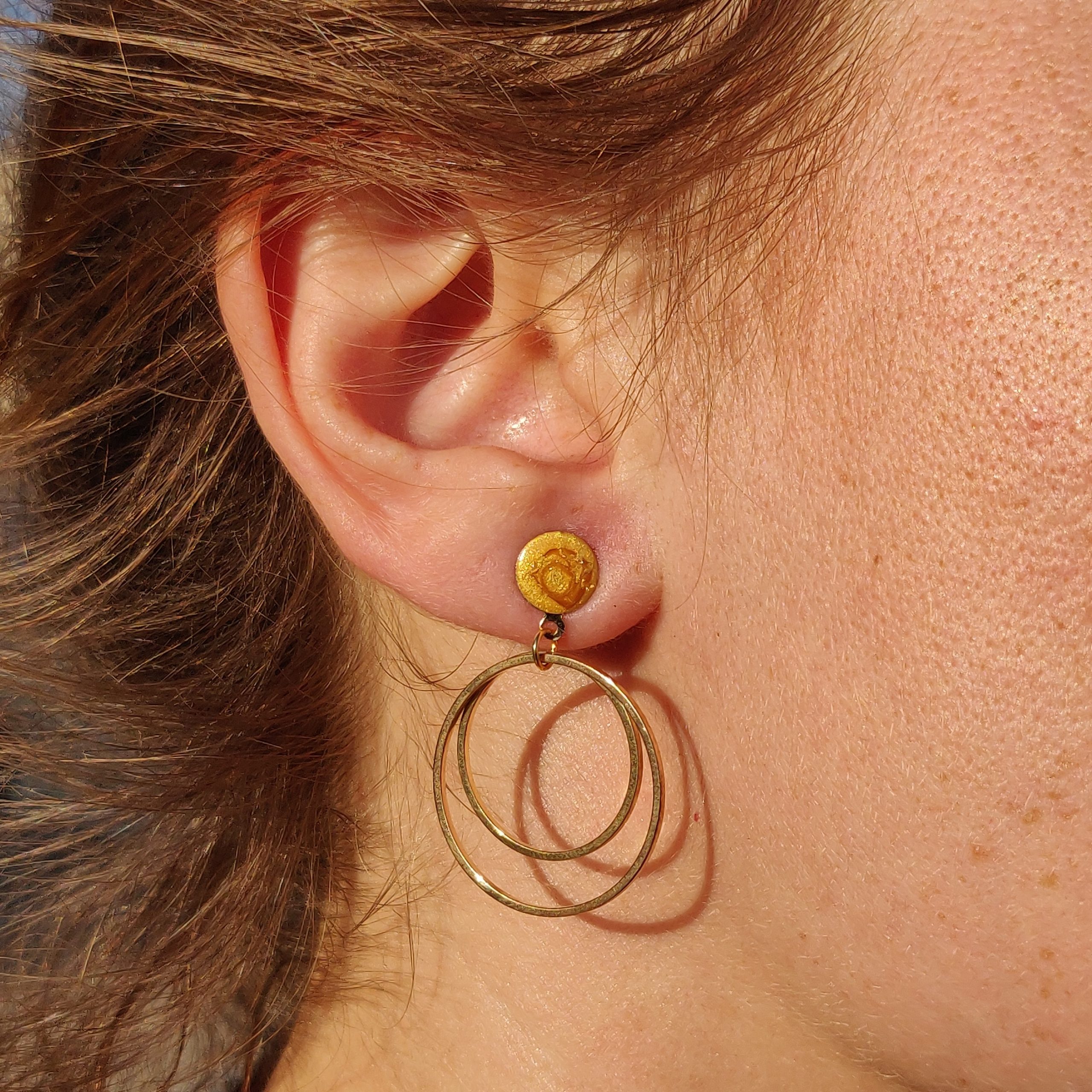 bijou artisan montpellier boucles d'oreilles astérïa jaunes mannequin 2