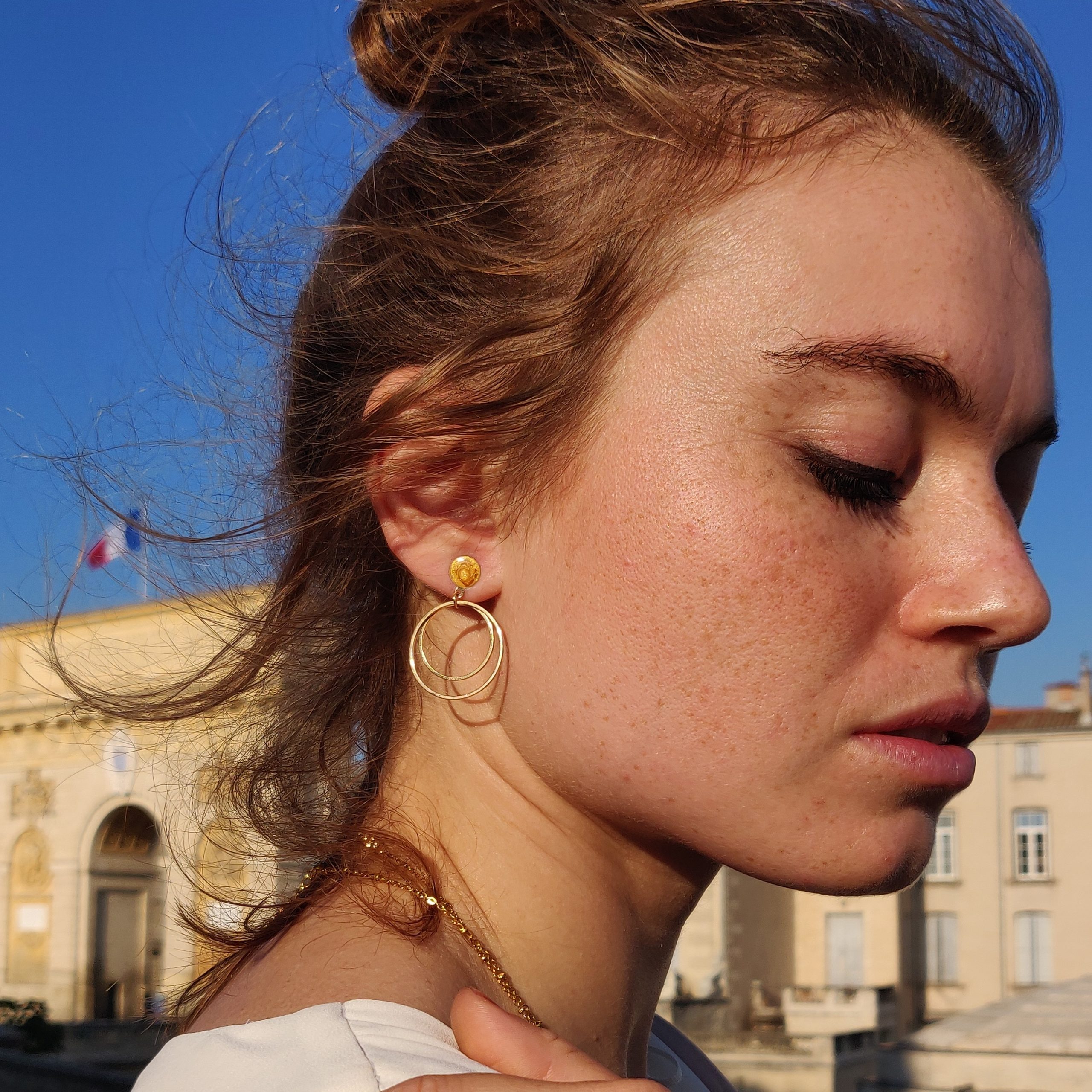 bijou artisan montpellier boucles d'oreilles astérïa jaunes mannequin 3