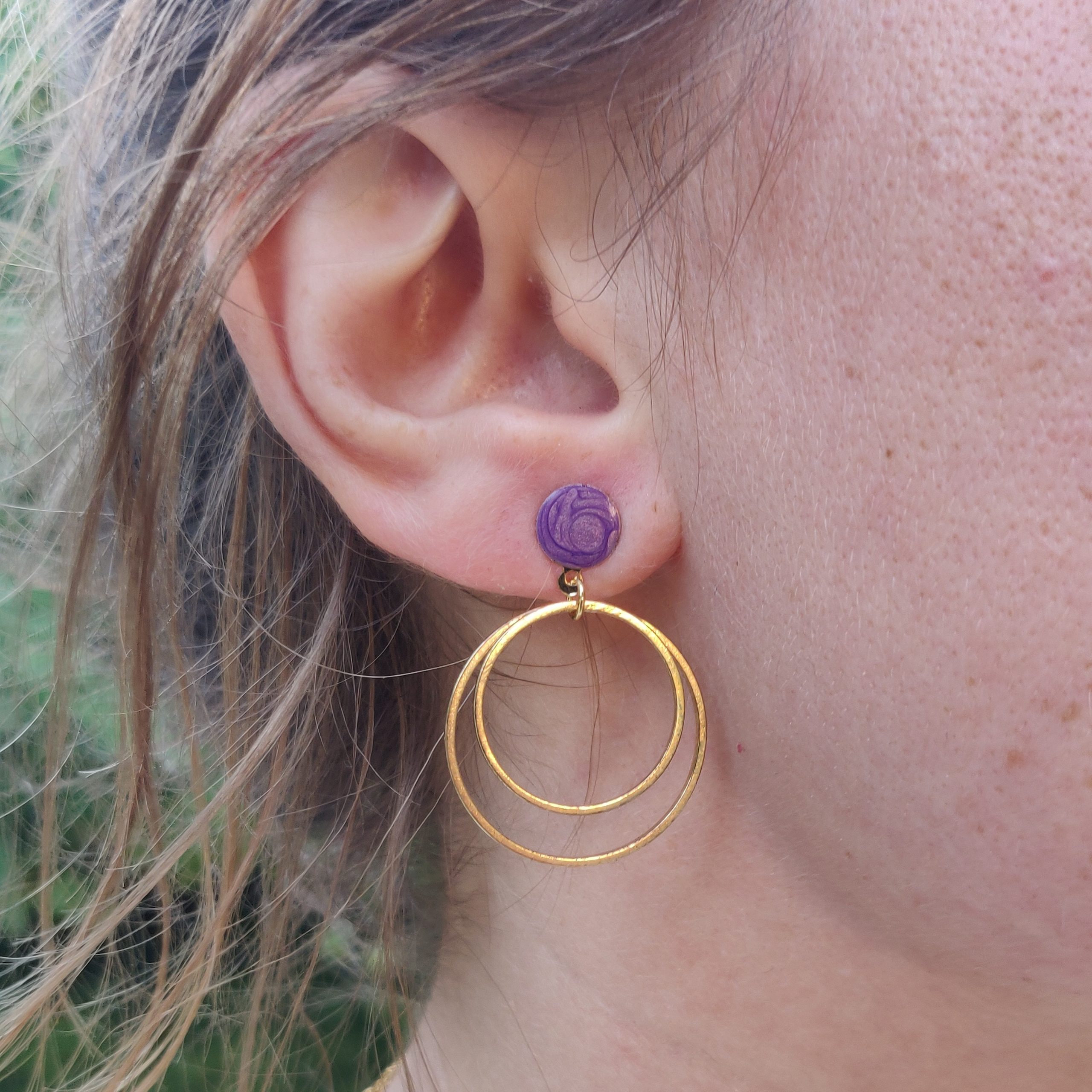 bijou artisan montpellier boucles d'oreilles astérïa violettes mannequin 1