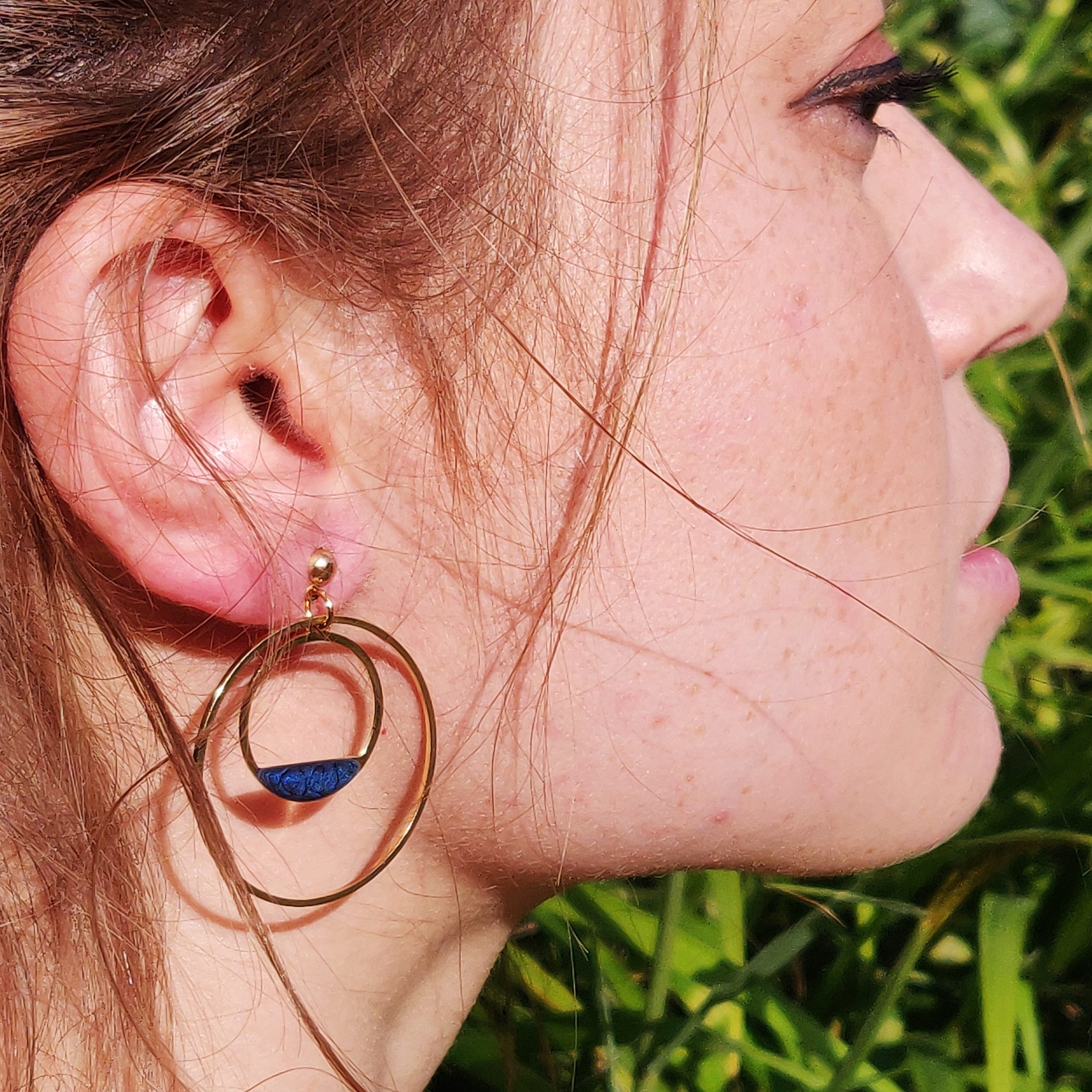 bijou artisan montpellier boucles d'oreilles cérès bleues mannequin 1