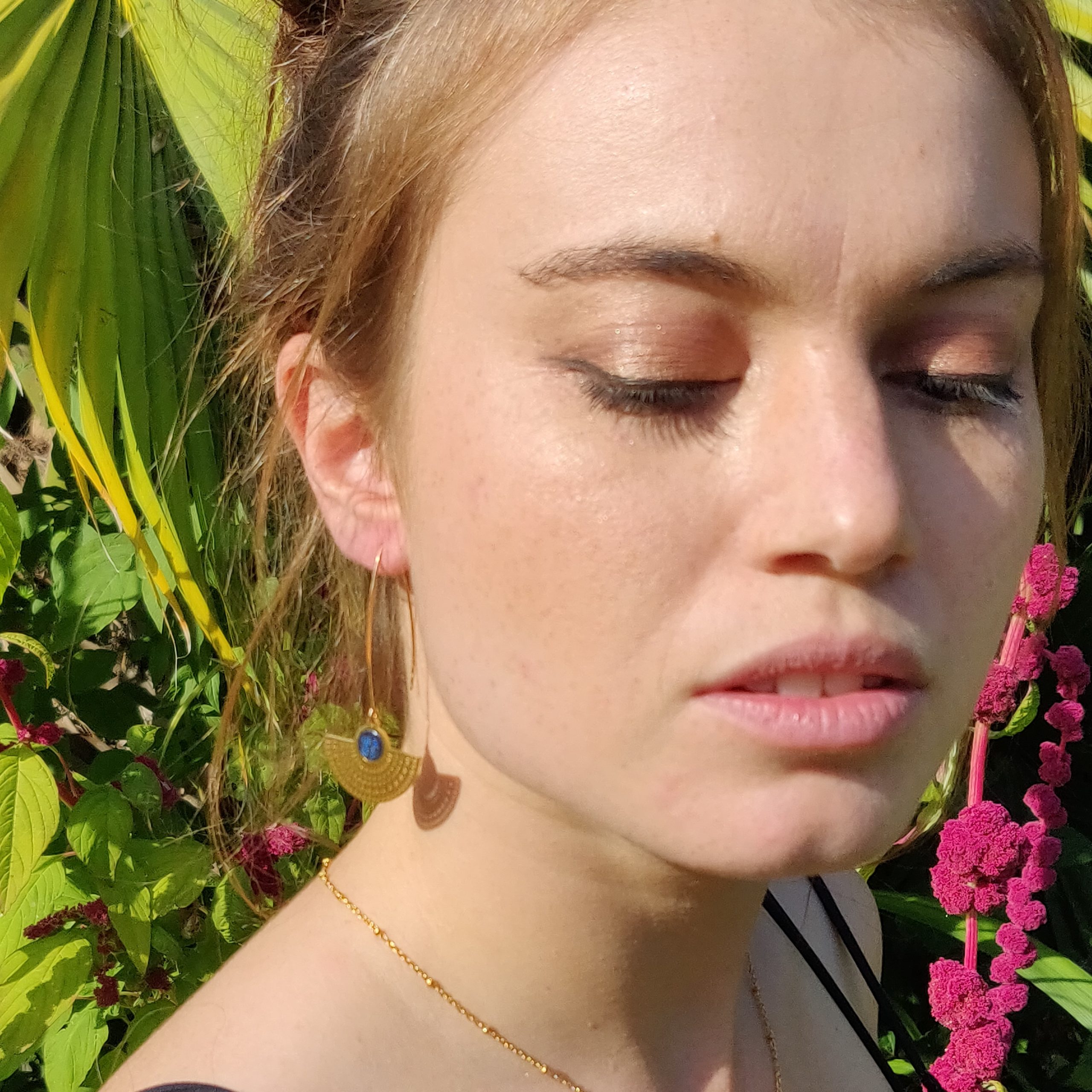 bijou artisan montpellier boucles d'oreilles egide bleues mannequin 1