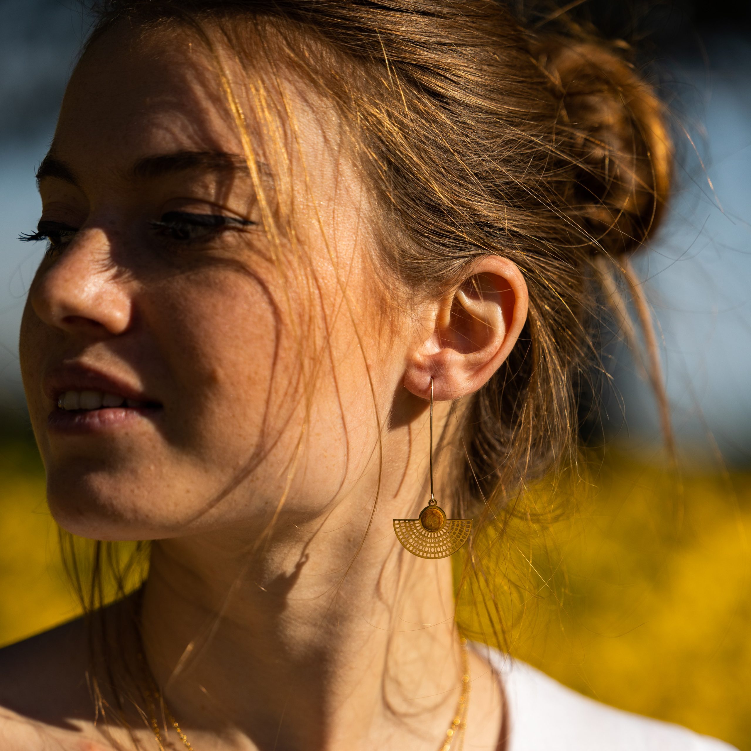 bijou artisan montpellier boucles d'oreilles egide jaunes mannequin 2